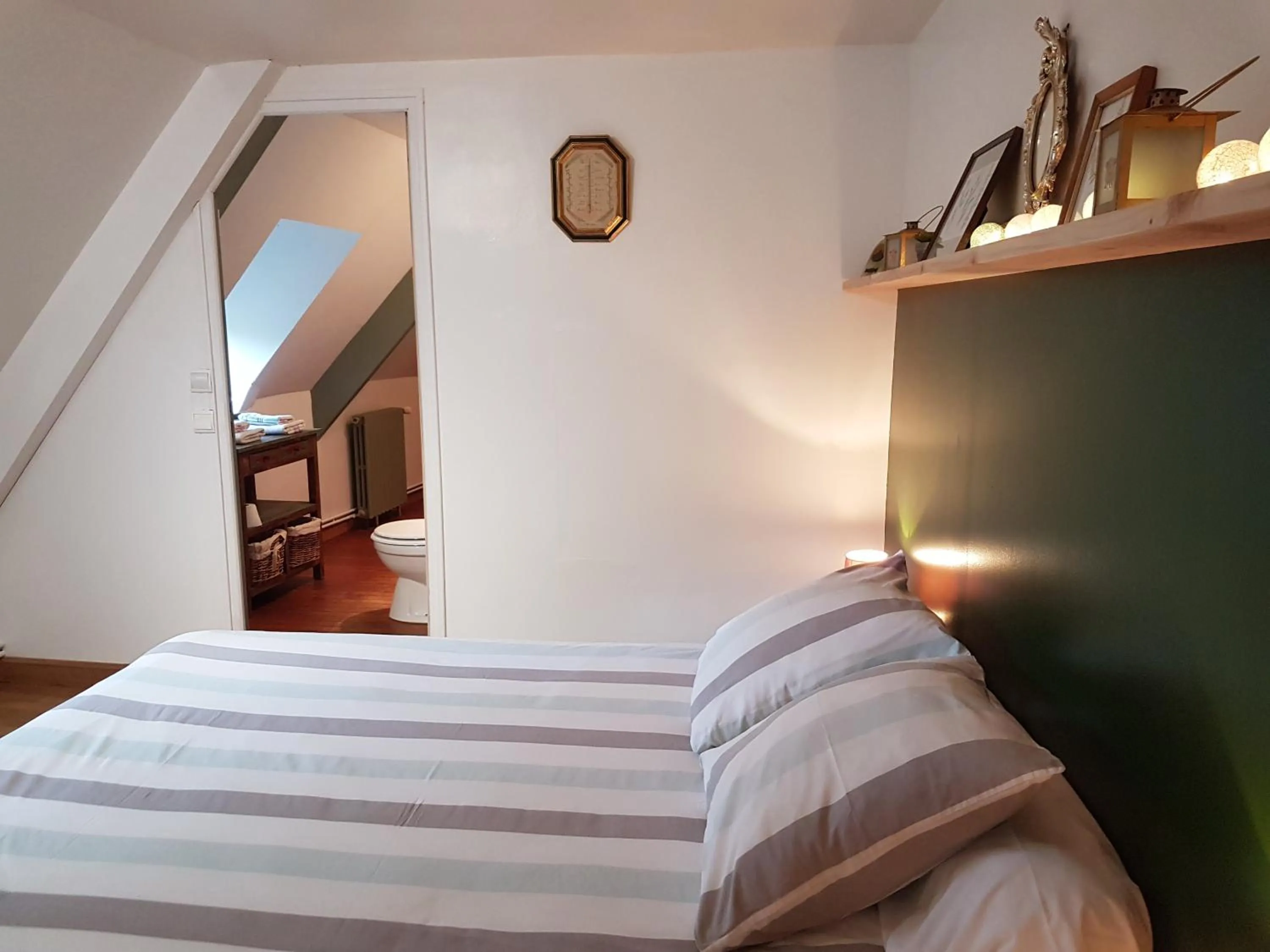 Bedroom, Bed in Les Chambres du Château du Rozel