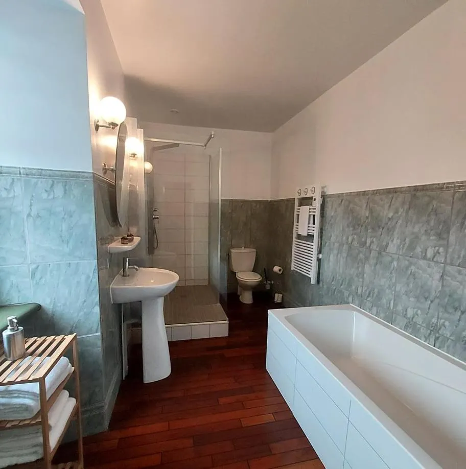 Bathroom in Les Chambres du Château du Rozel