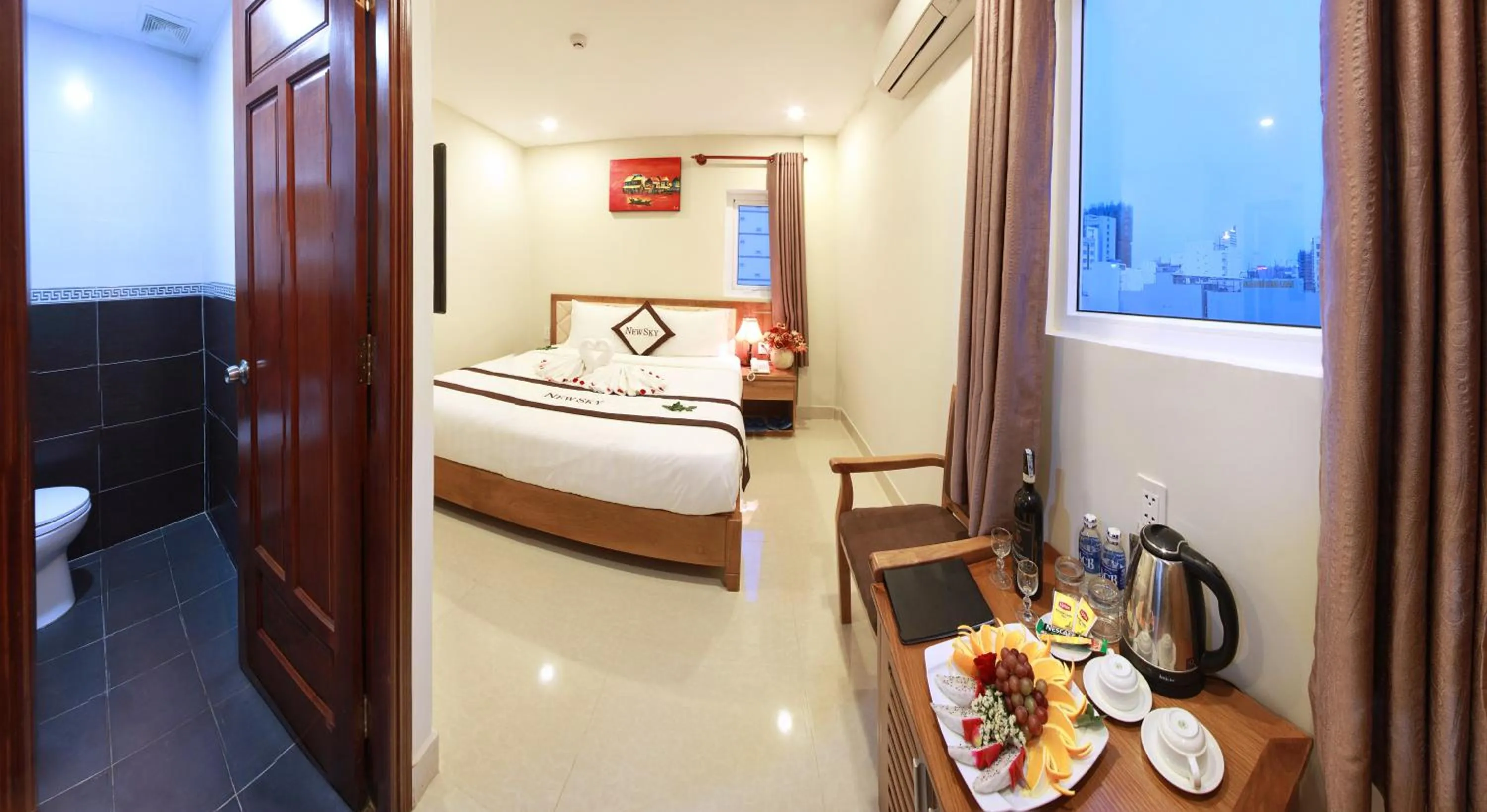 Dining area, Bed in New Sky Hotel