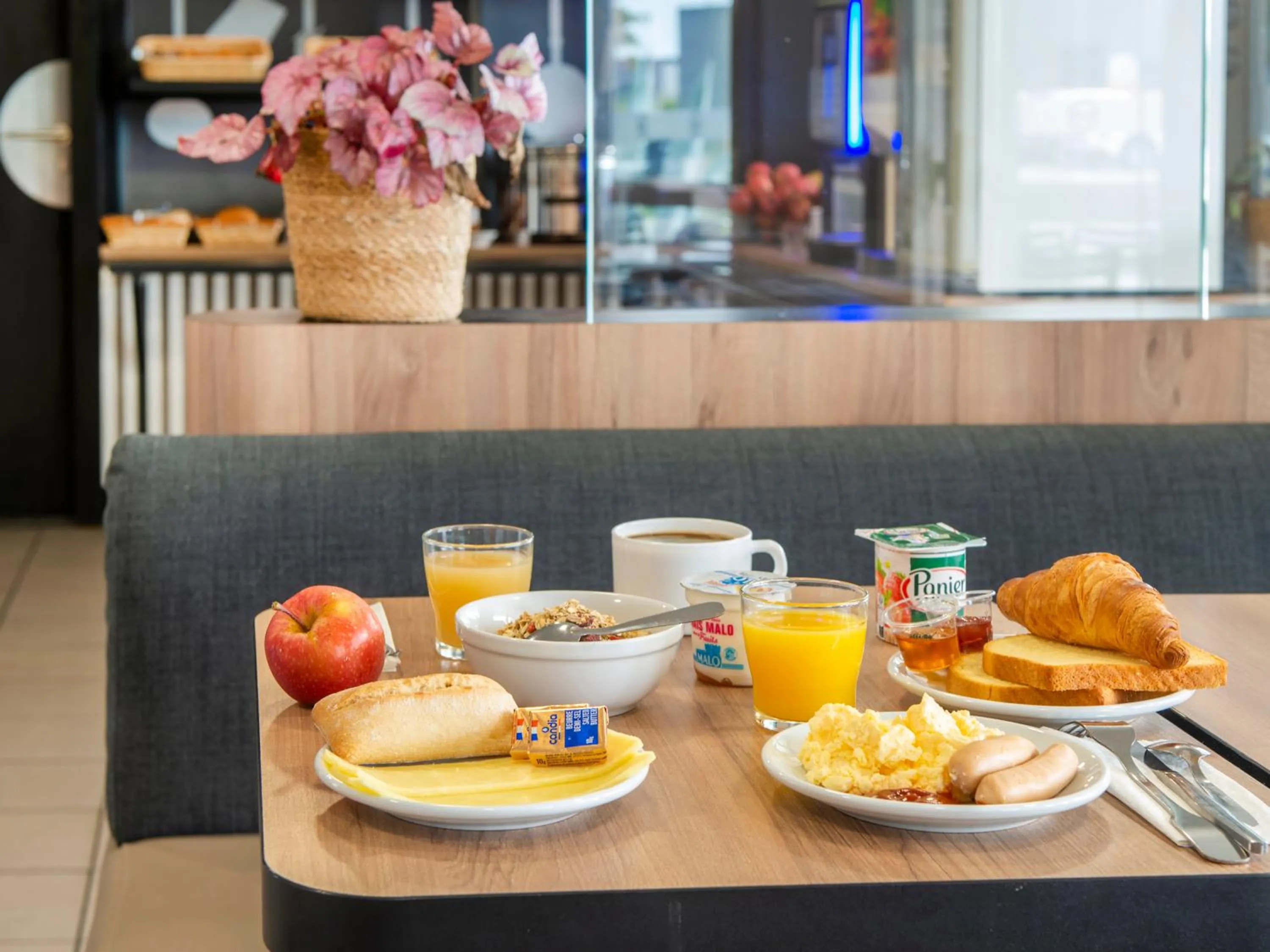 Restaurant/places to eat in B&B HOTEL Cholet Nord