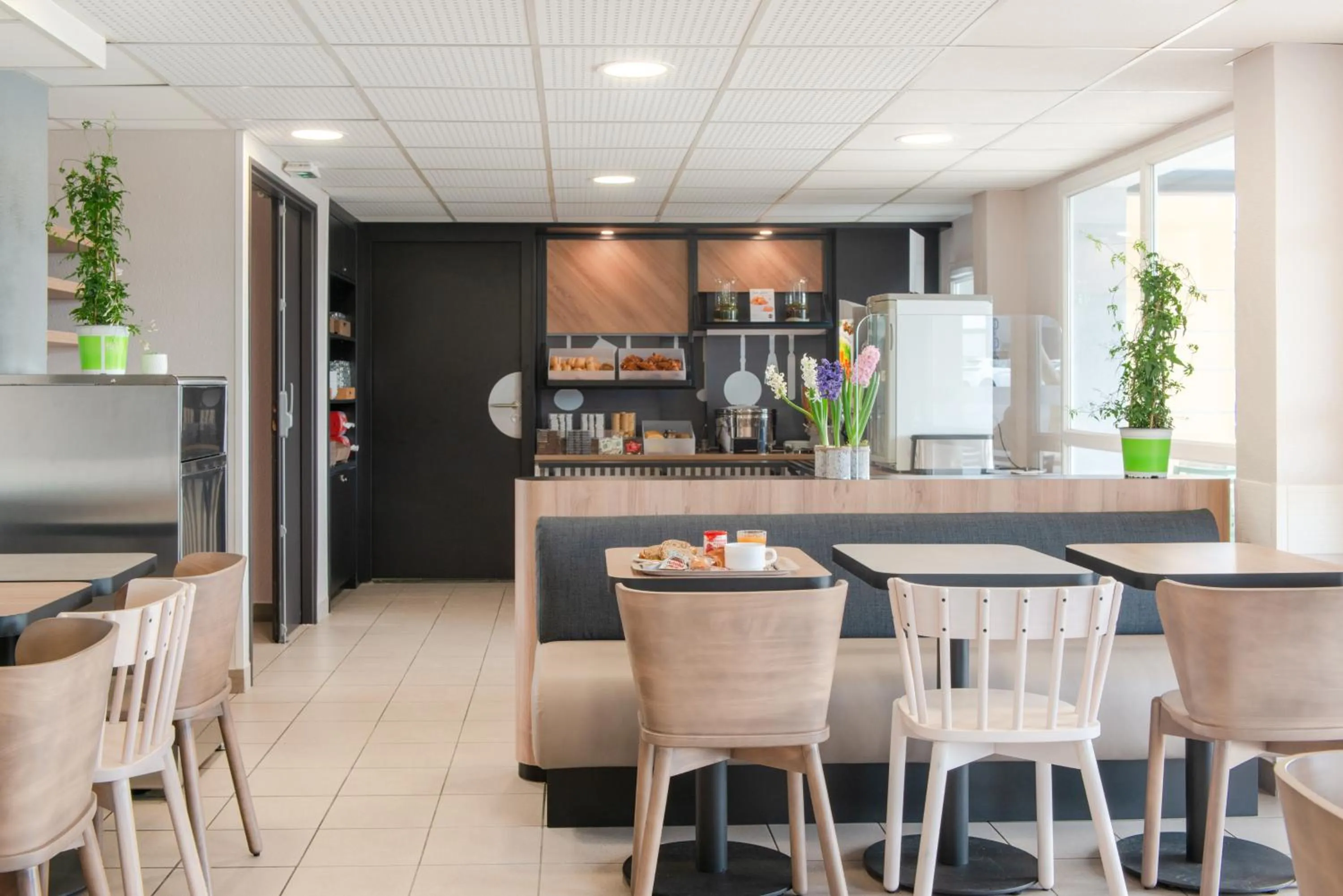 Restaurant/places to eat in B&B HOTEL Cholet Nord