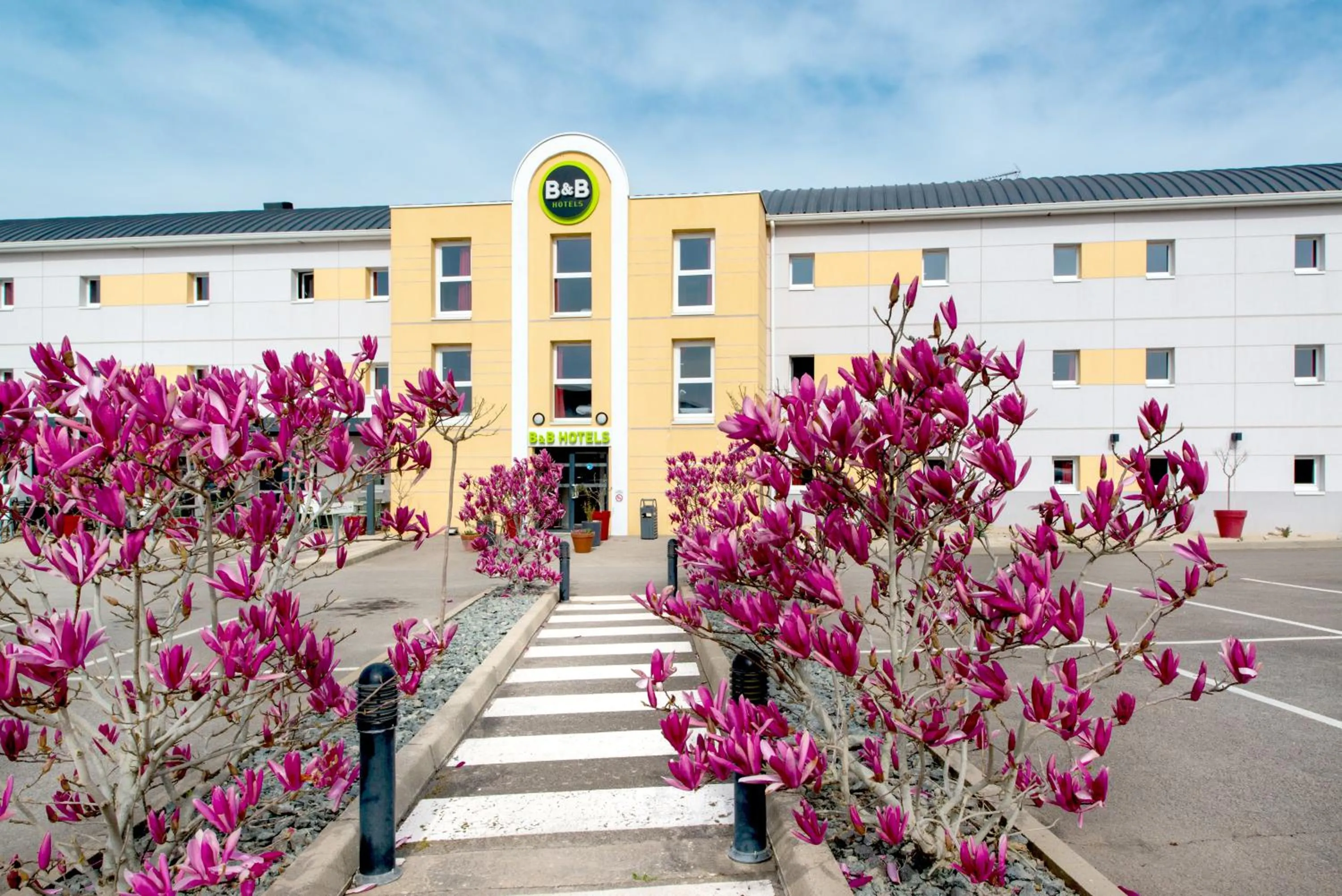 Property building in B&B HOTEL Cholet Nord