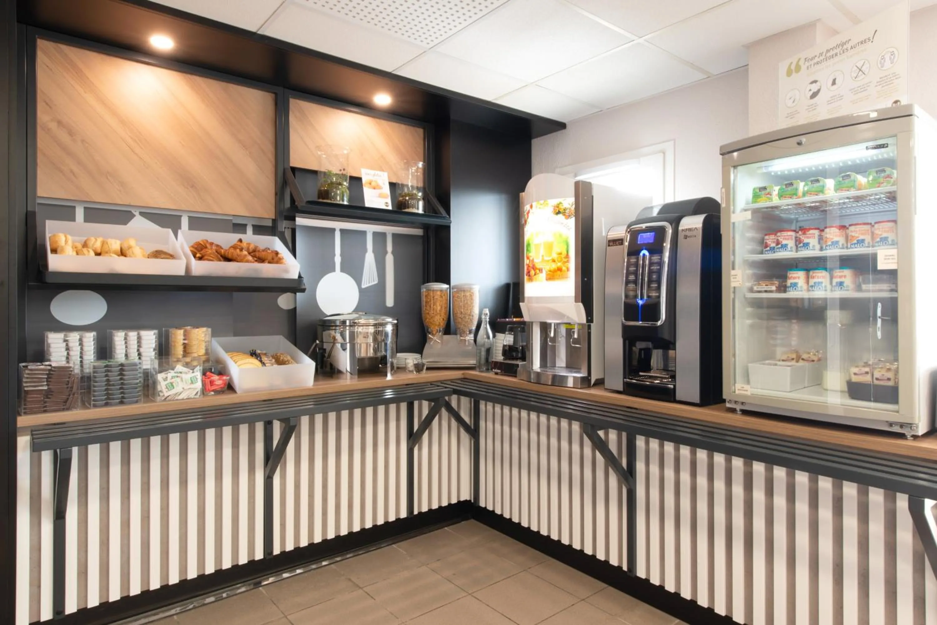 Restaurant/places to eat in B&B HOTEL Cholet Nord