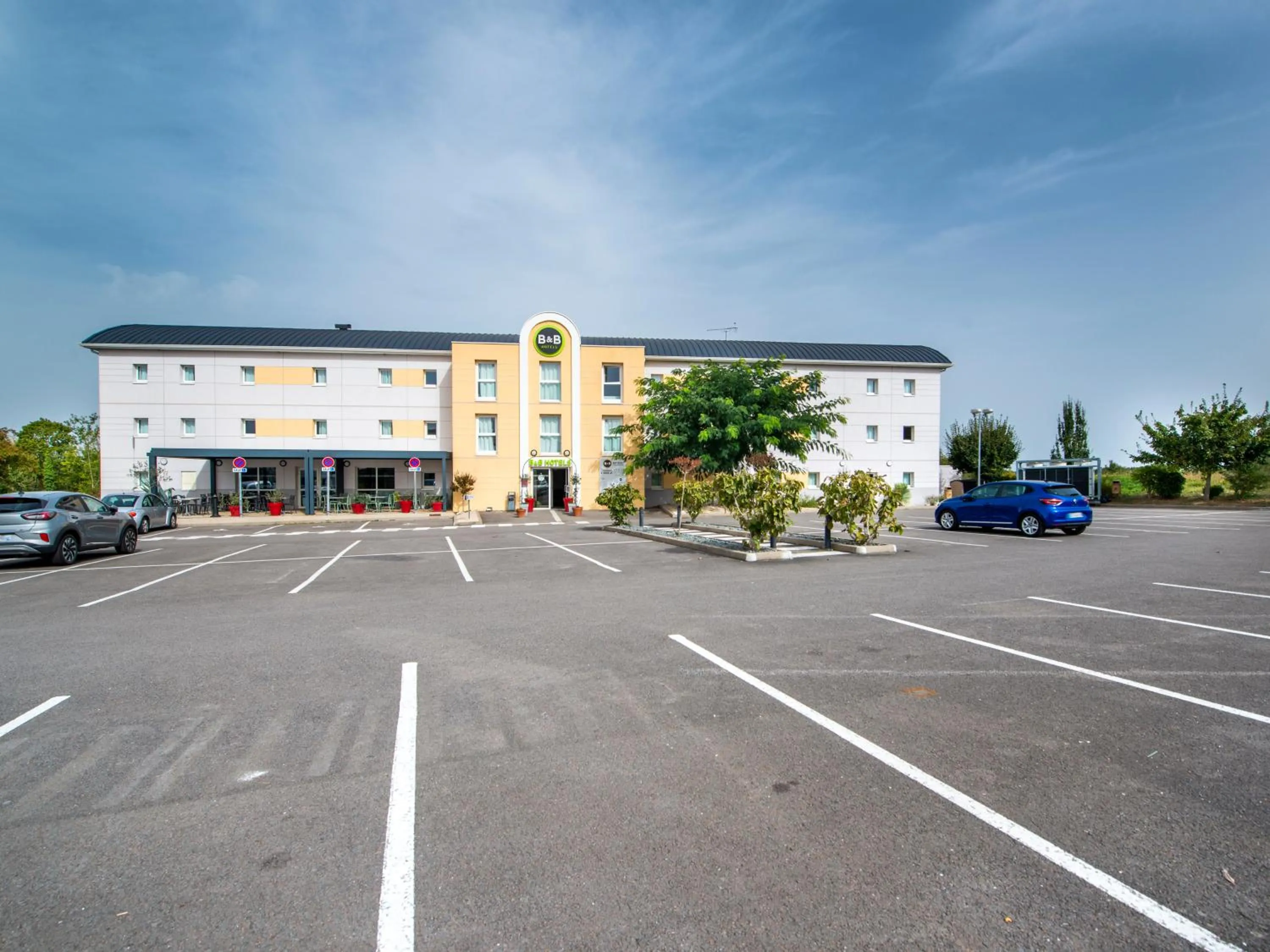 Property building in B&B HOTEL Cholet Nord