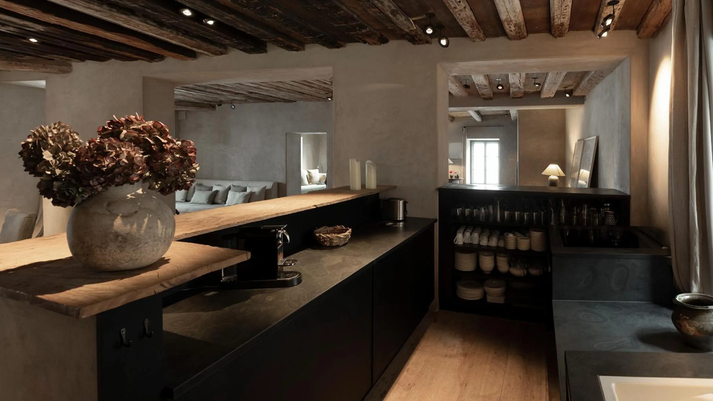 Communal lounge/ TV room in Townhouse Weisses Kreuz Boutiquehotel