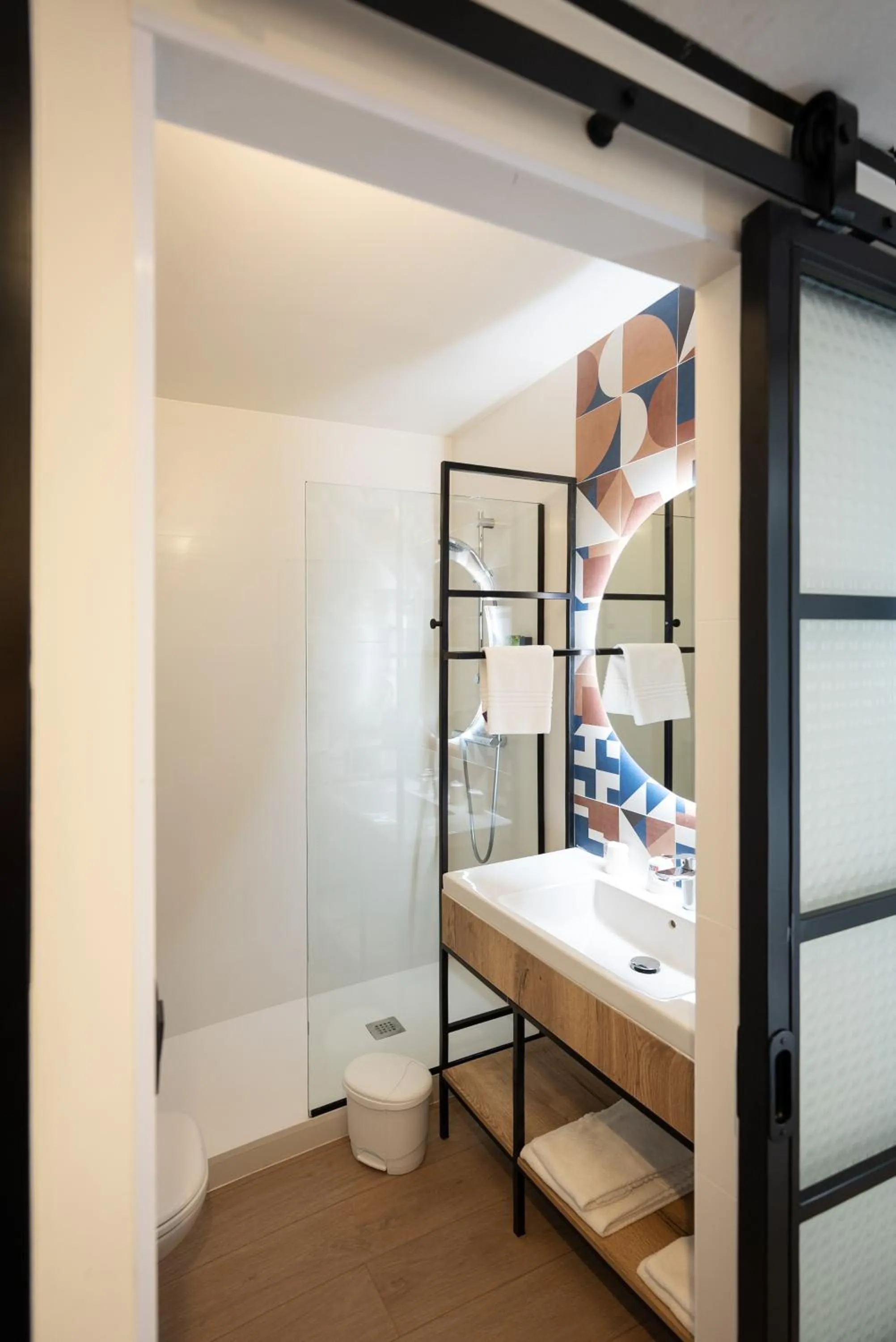 Bathroom, Bed in Campanile Perpignan Nord - Aéroport