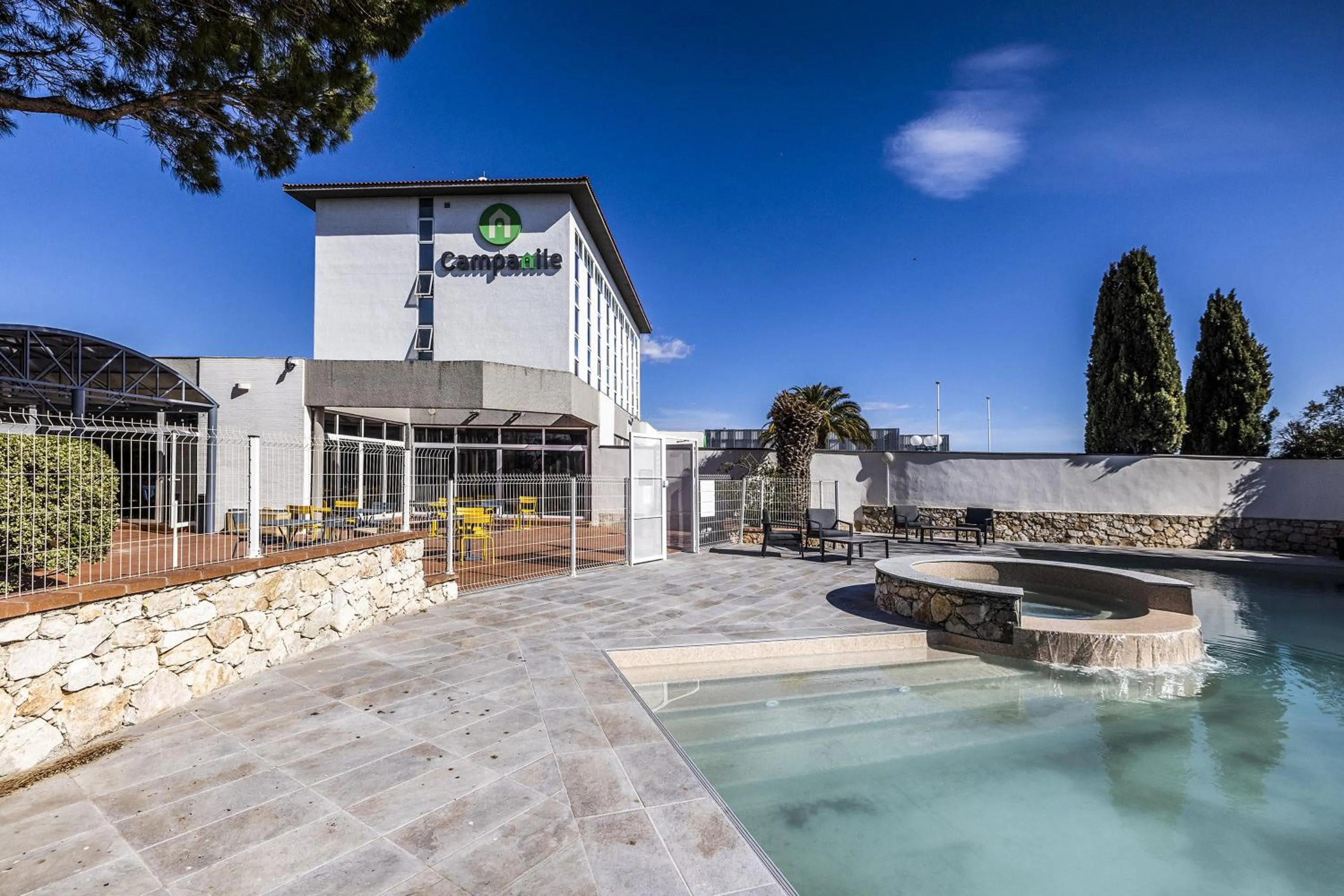 Swimming pool in Campanile Perpignan Nord - Aéroport