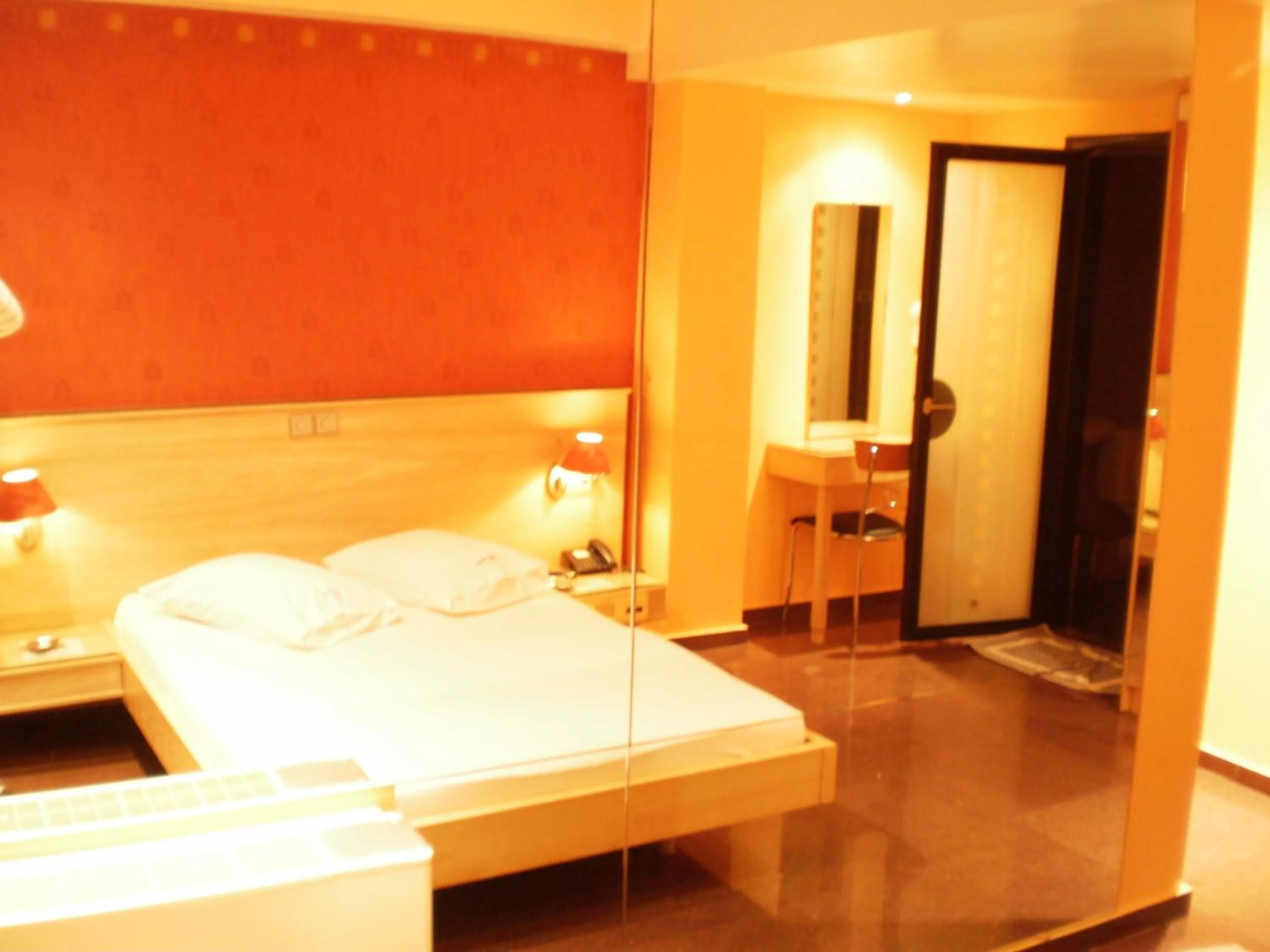 Photo of the whole room, Bed in Hotel Niki Piraeus