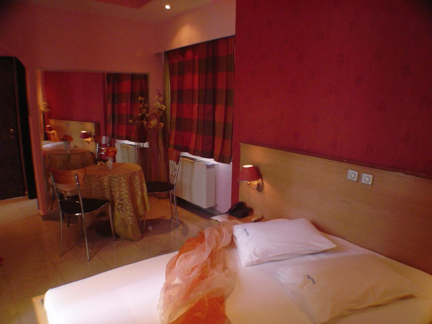 Bed in Hotel Niki Piraeus