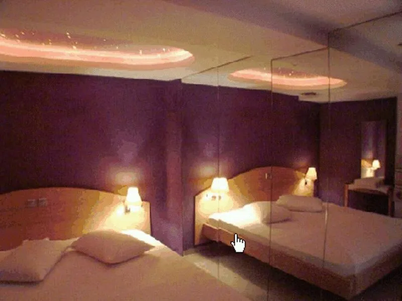 Bed in Hotel Niki Piraeus