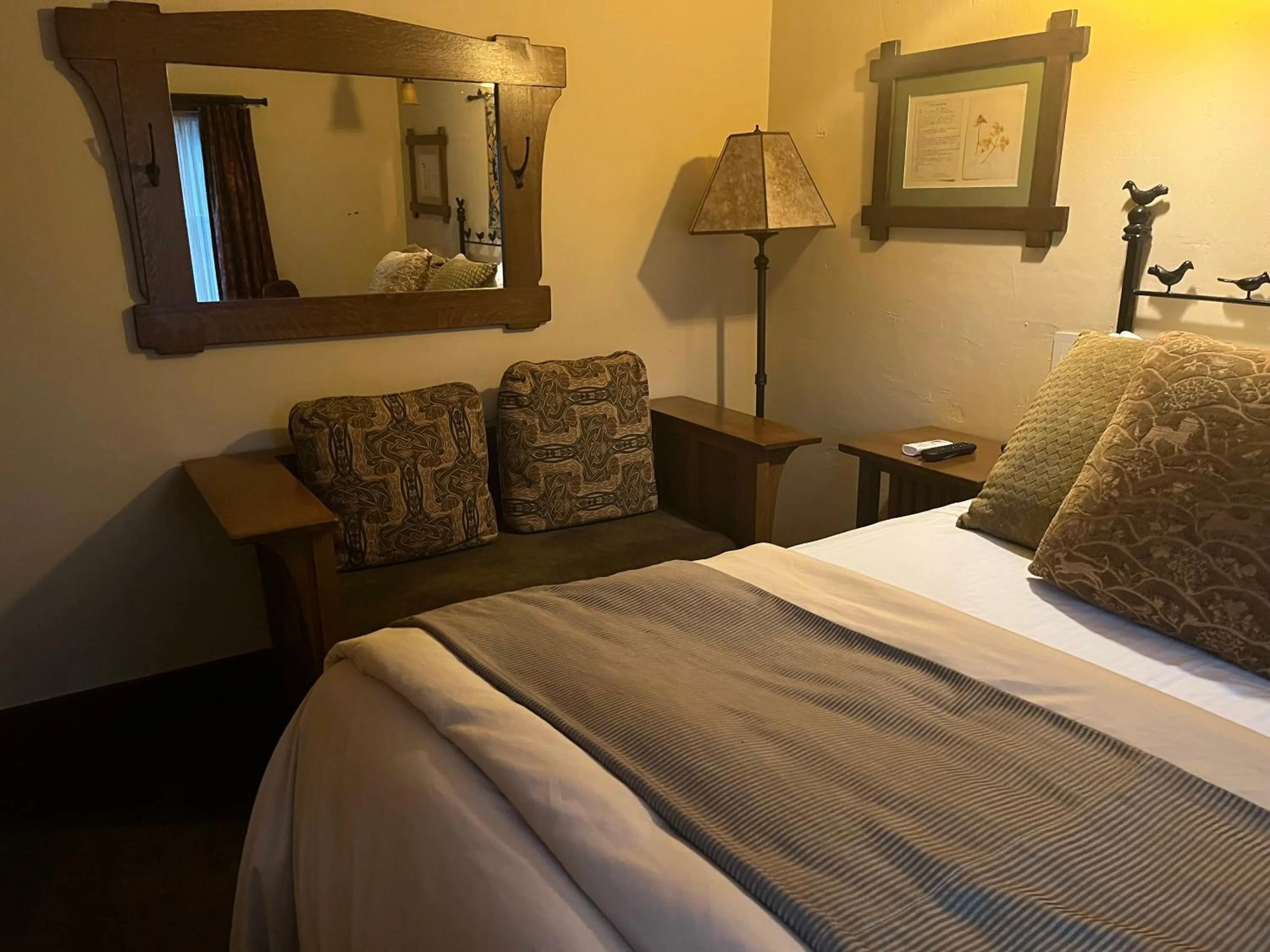 Bedroom, Bed in Blackbird Inn