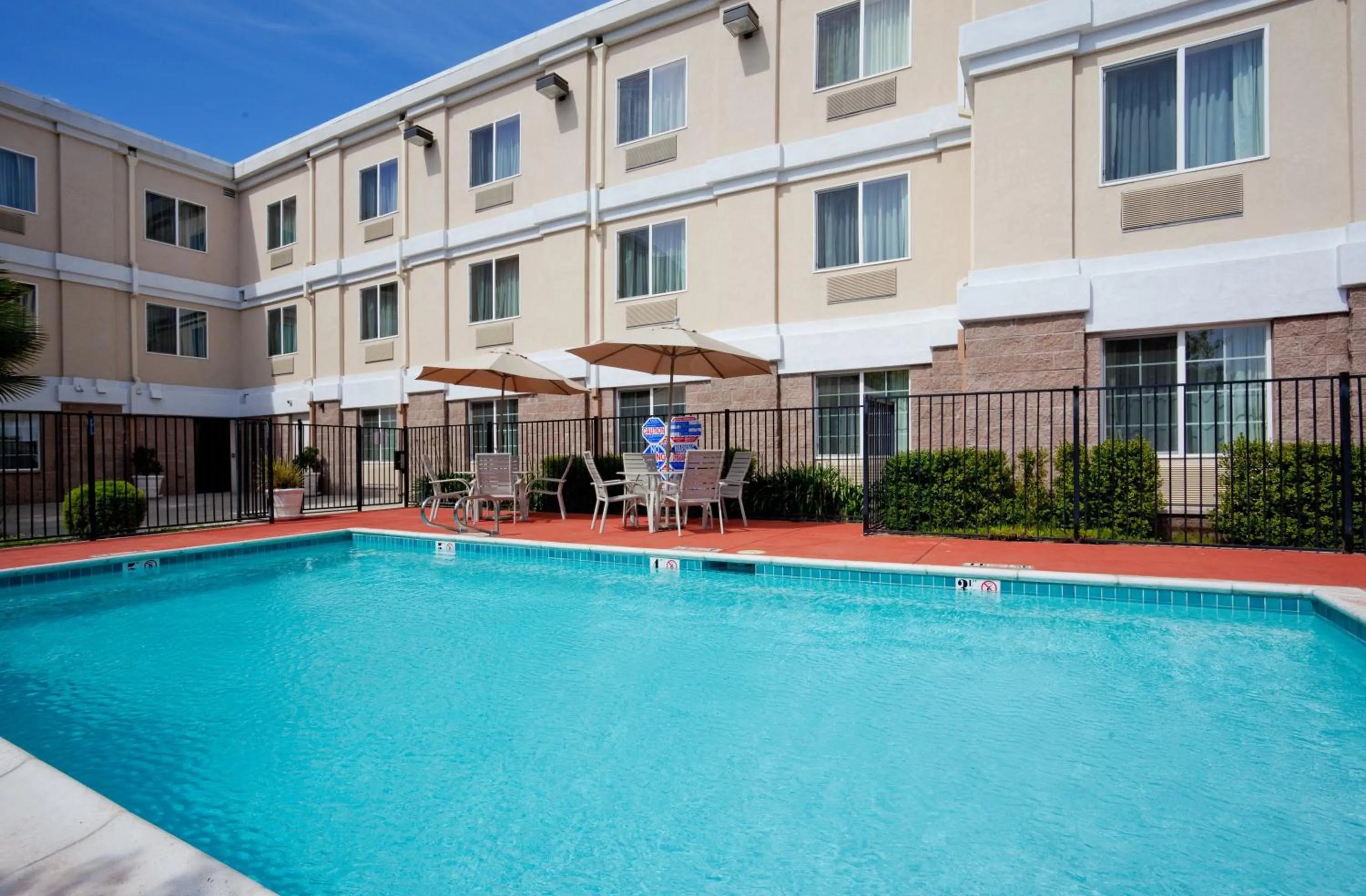 Swimming pool in Holiday Inn Express Hotel & Suites Livermore by IHG