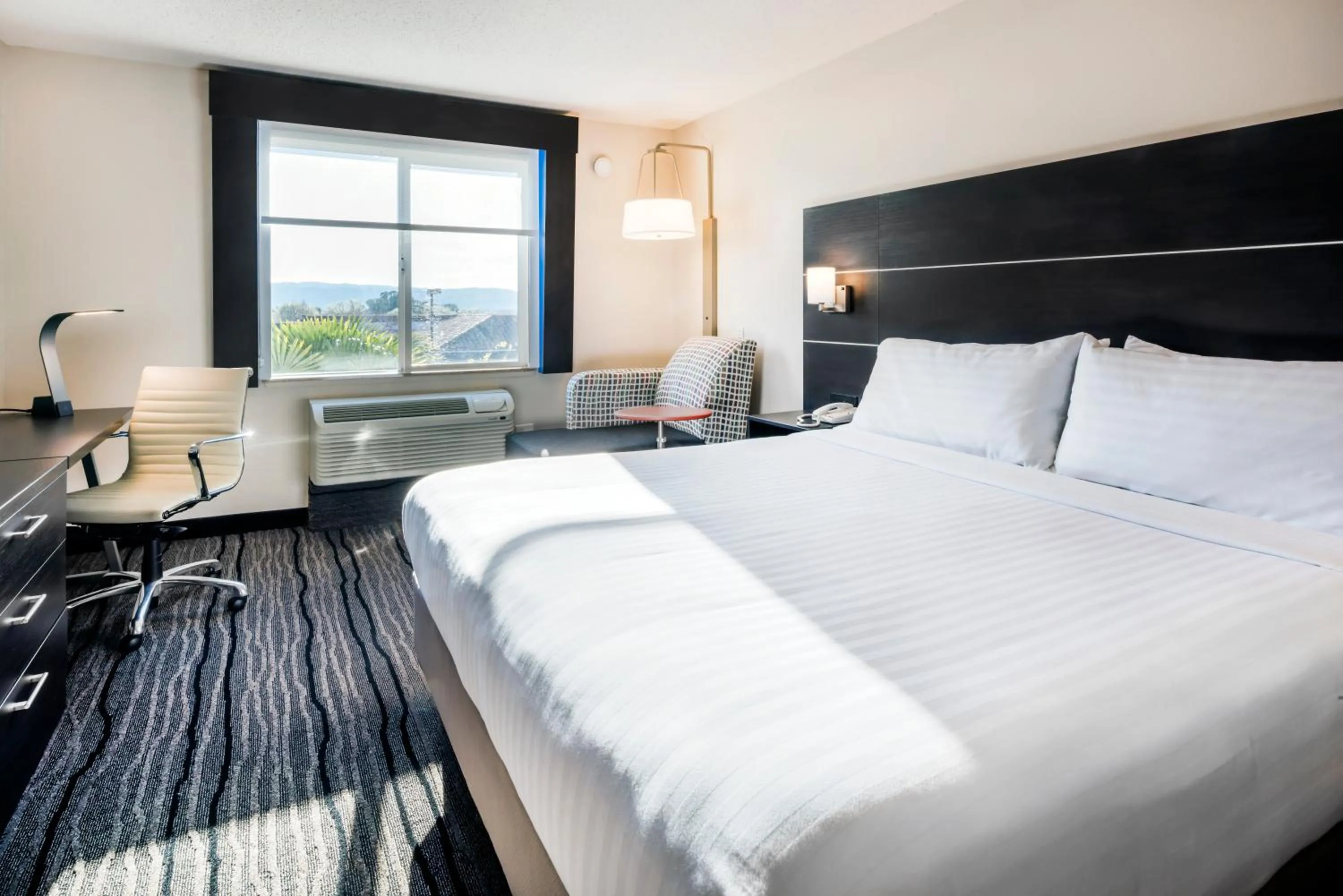 Bed in Holiday Inn Express Hotel & Suites Livermore by IHG
