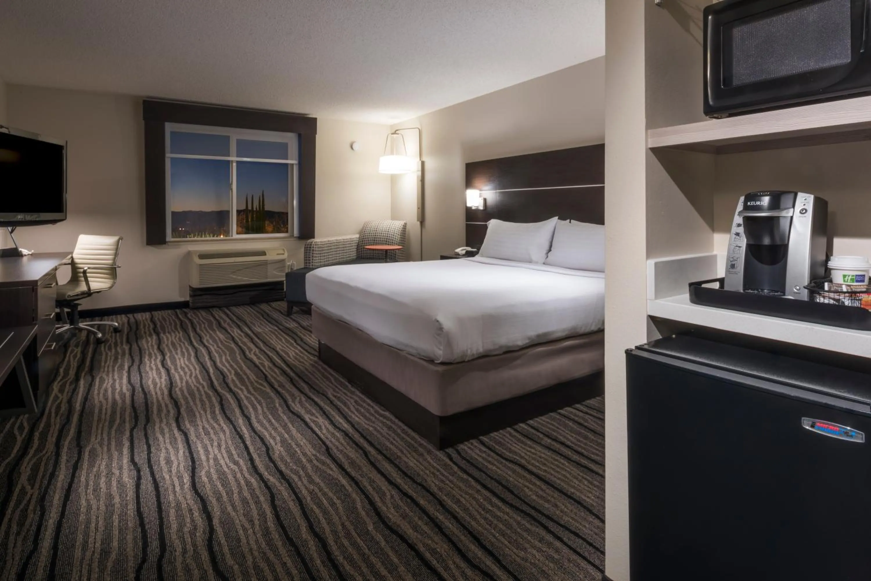 Bed in Holiday Inn Express Hotel & Suites Livermore by IHG
