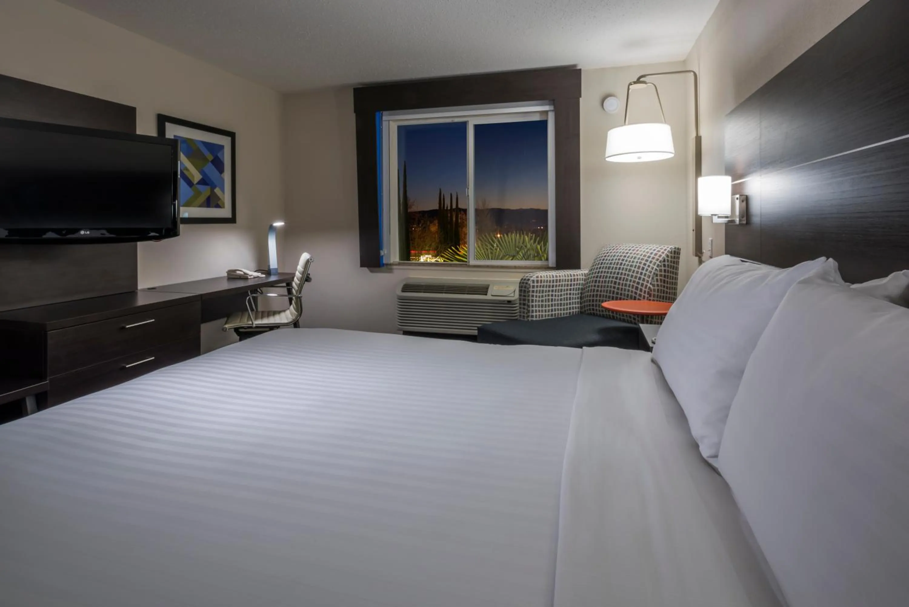 Bedroom, Bed in Holiday Inn Express Hotel & Suites Livermore by IHG