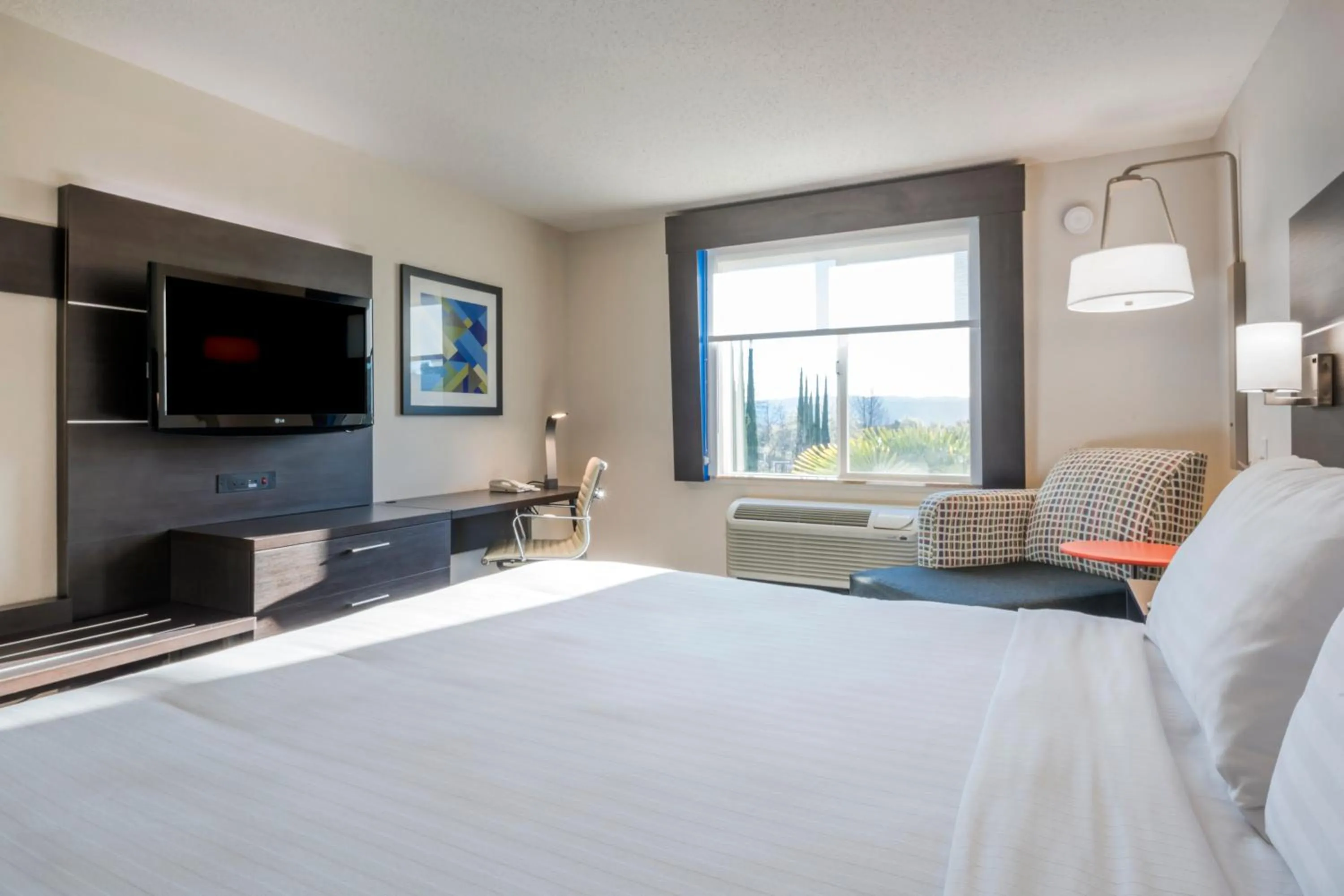 Photo of the whole room, Bed in Holiday Inn Express Hotel & Suites Livermore by IHG