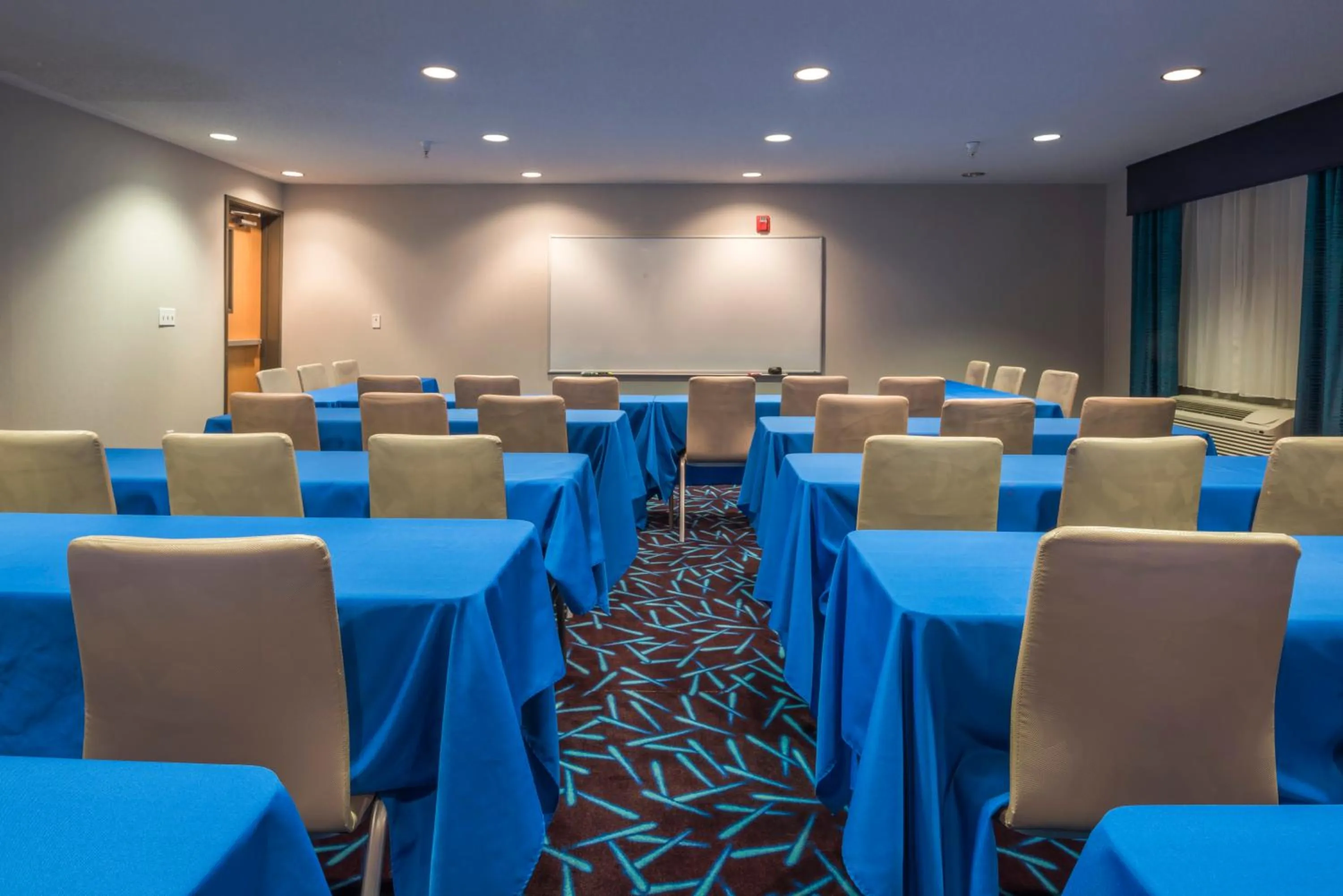 Meeting/conference room in Holiday Inn Express Hotel & Suites Livermore by IHG