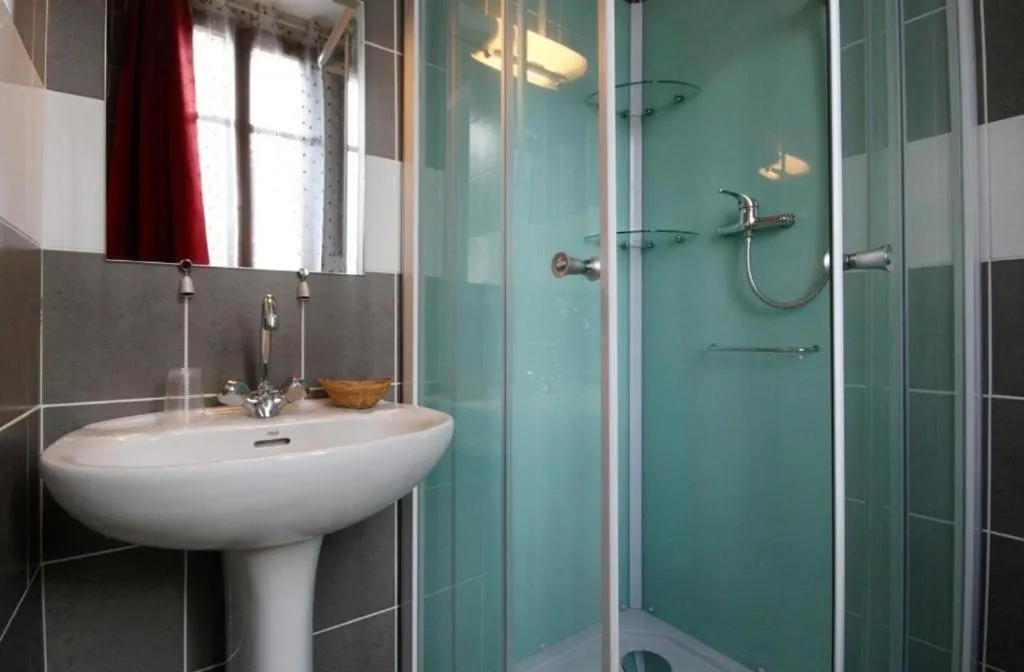 Bathroom in Hôtel de l'Ours