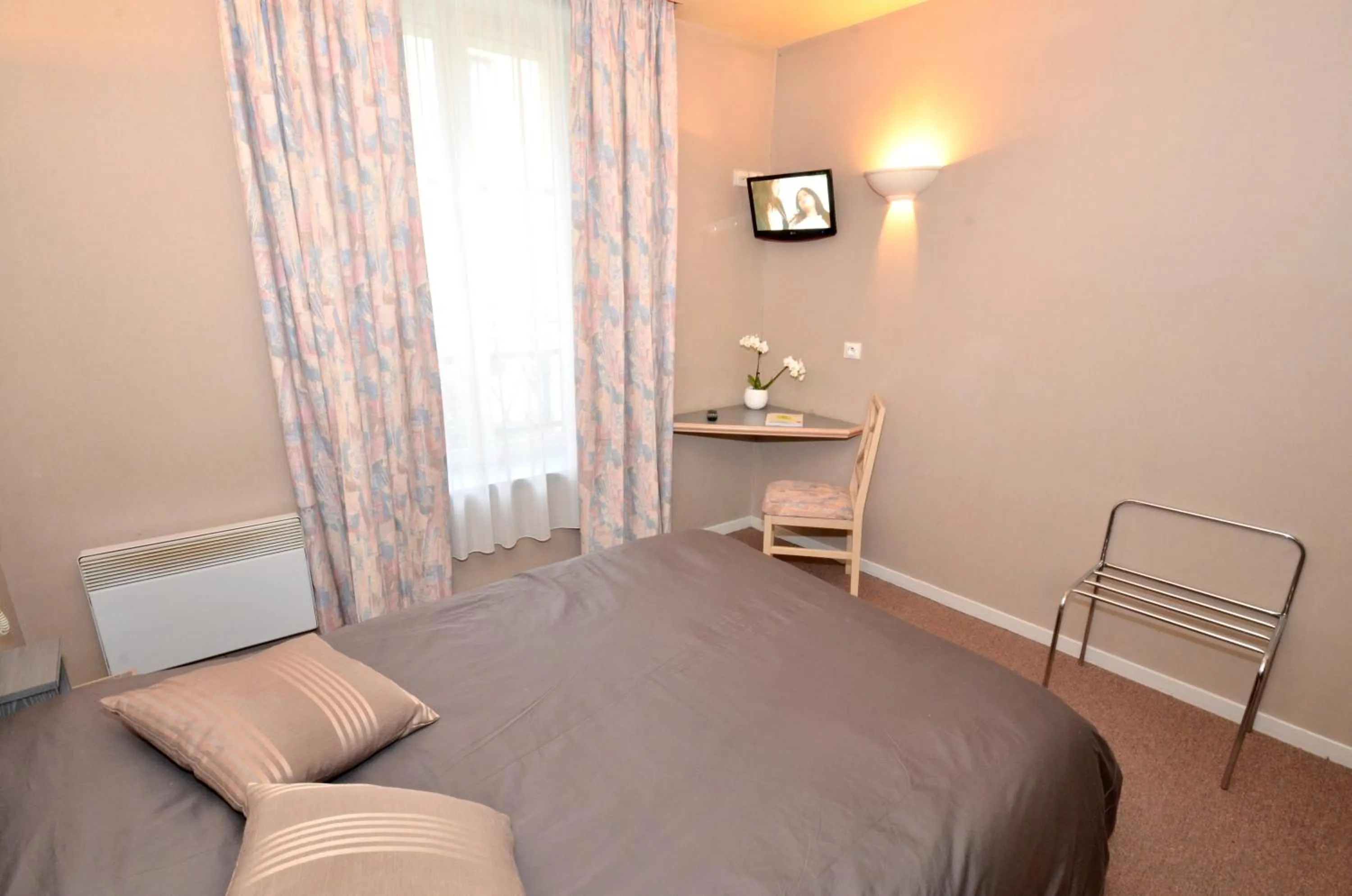 Photo of the whole room, Bed in Hôtel de l'Ours