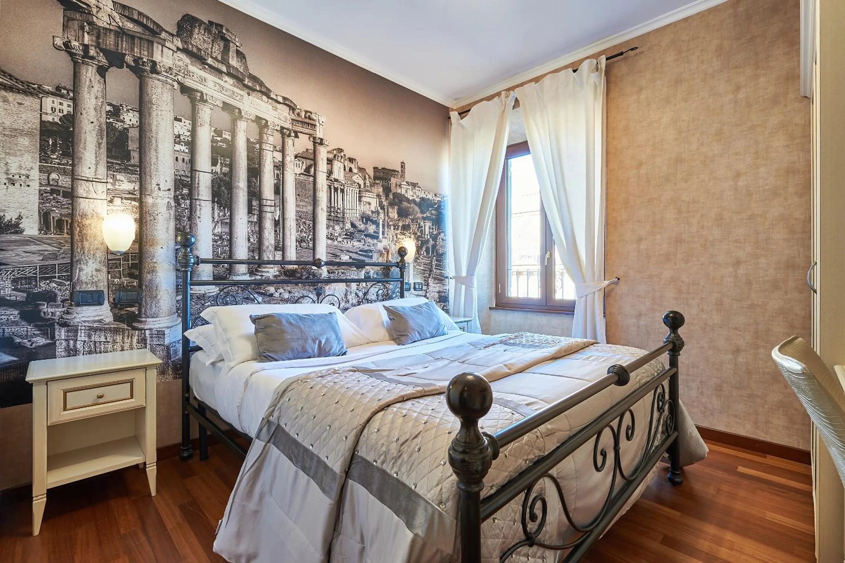 Photo of the whole room, Bed in Le Suite Downtown