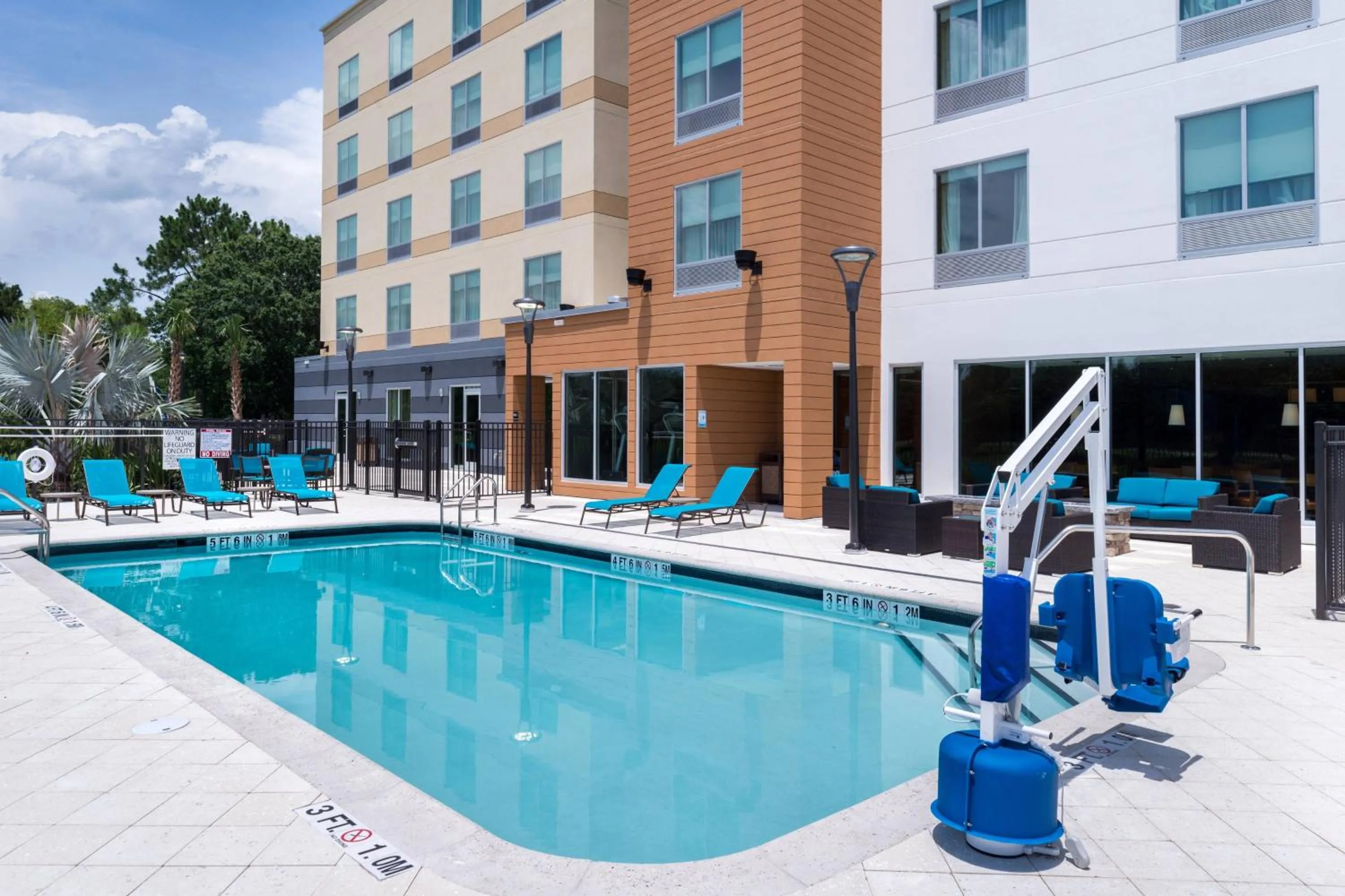 Swimming pool in Fairfield Inn & Suites by Marriott Orlando East/UCF Area