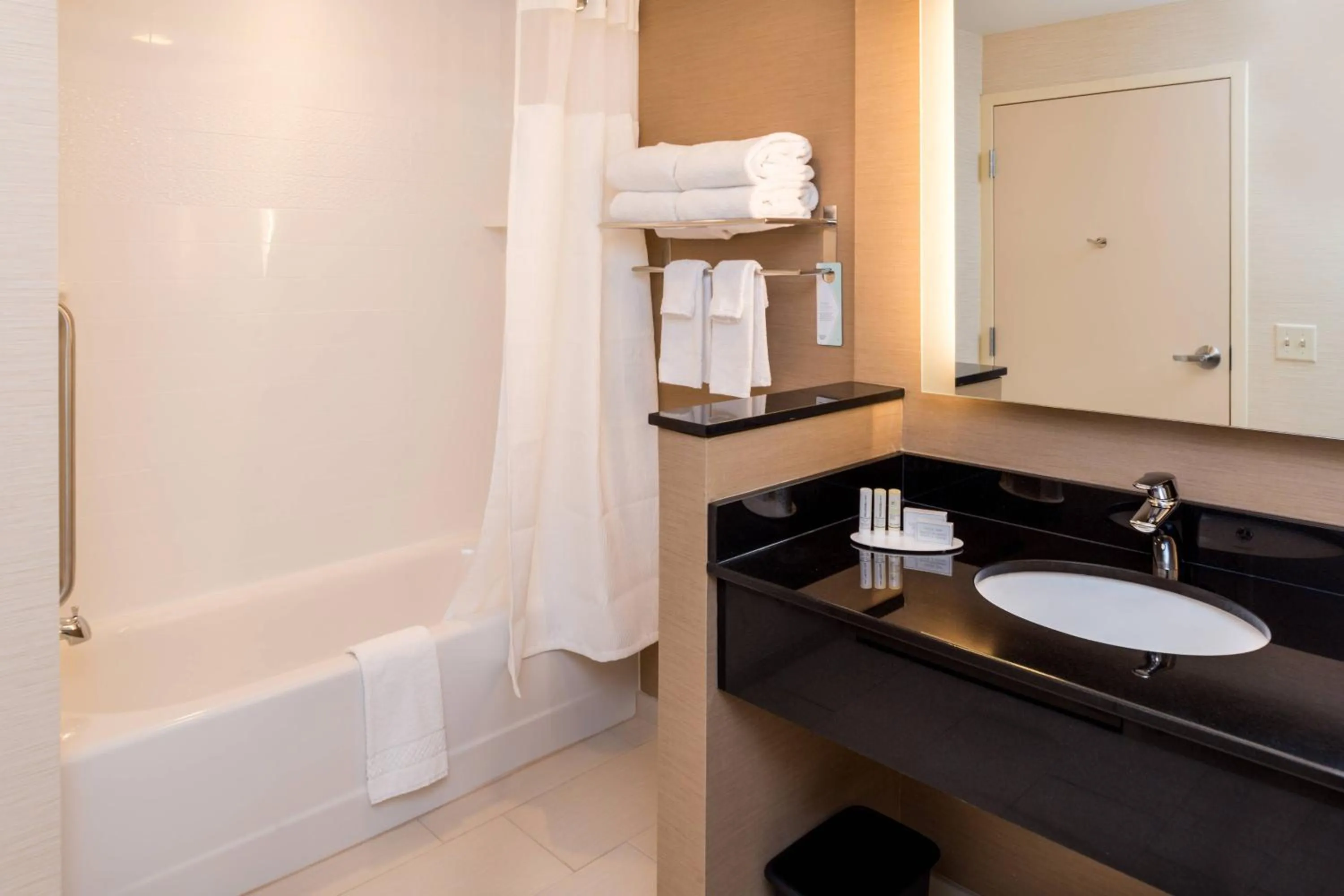 Bathroom in Fairfield Inn & Suites by Marriott Orlando East/UCF Area