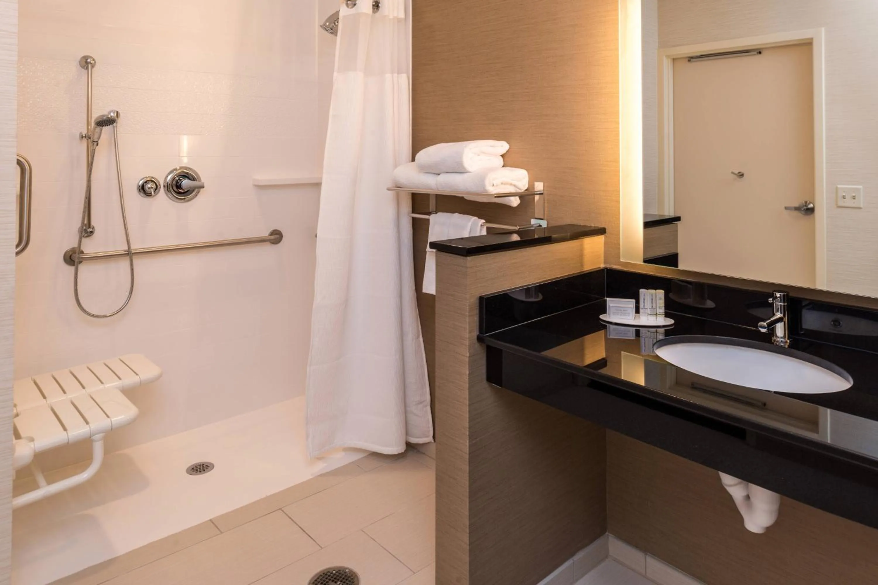 Bathroom in Fairfield Inn & Suites by Marriott Orlando East/UCF Area