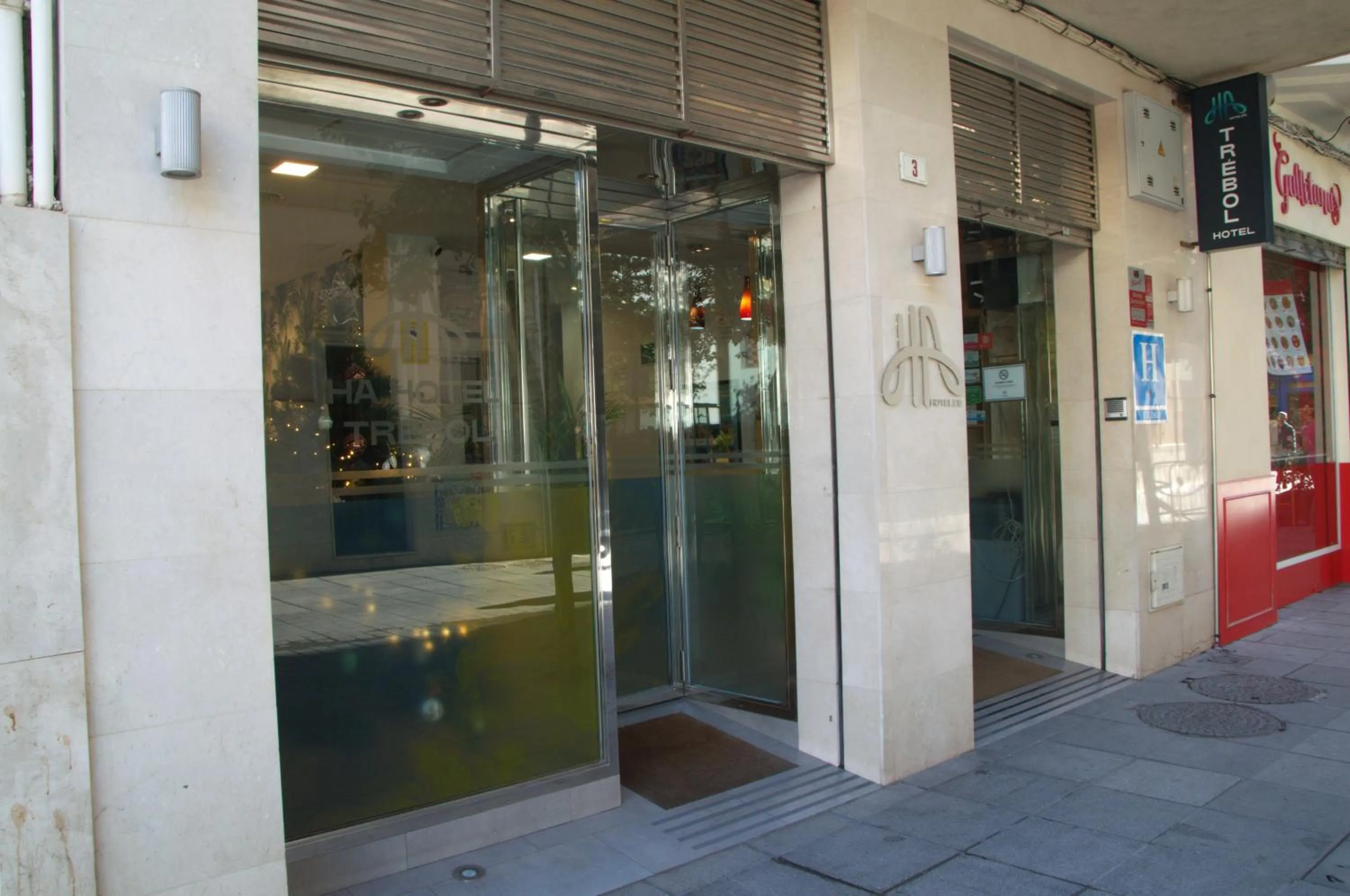 Facade/entrance in H-A Hotel Trebol