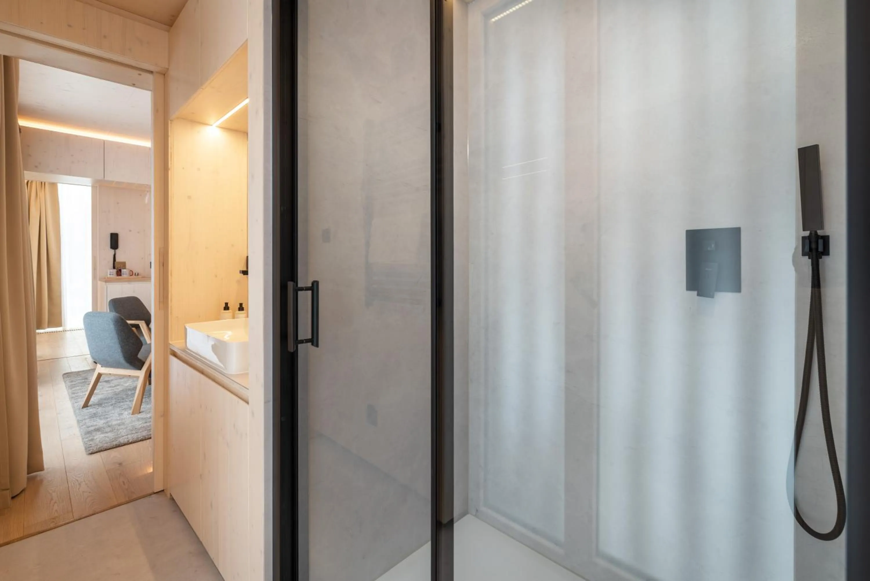 Shower, Bed in Hotel Björnson & Björnson TREE HOUSES Jasná