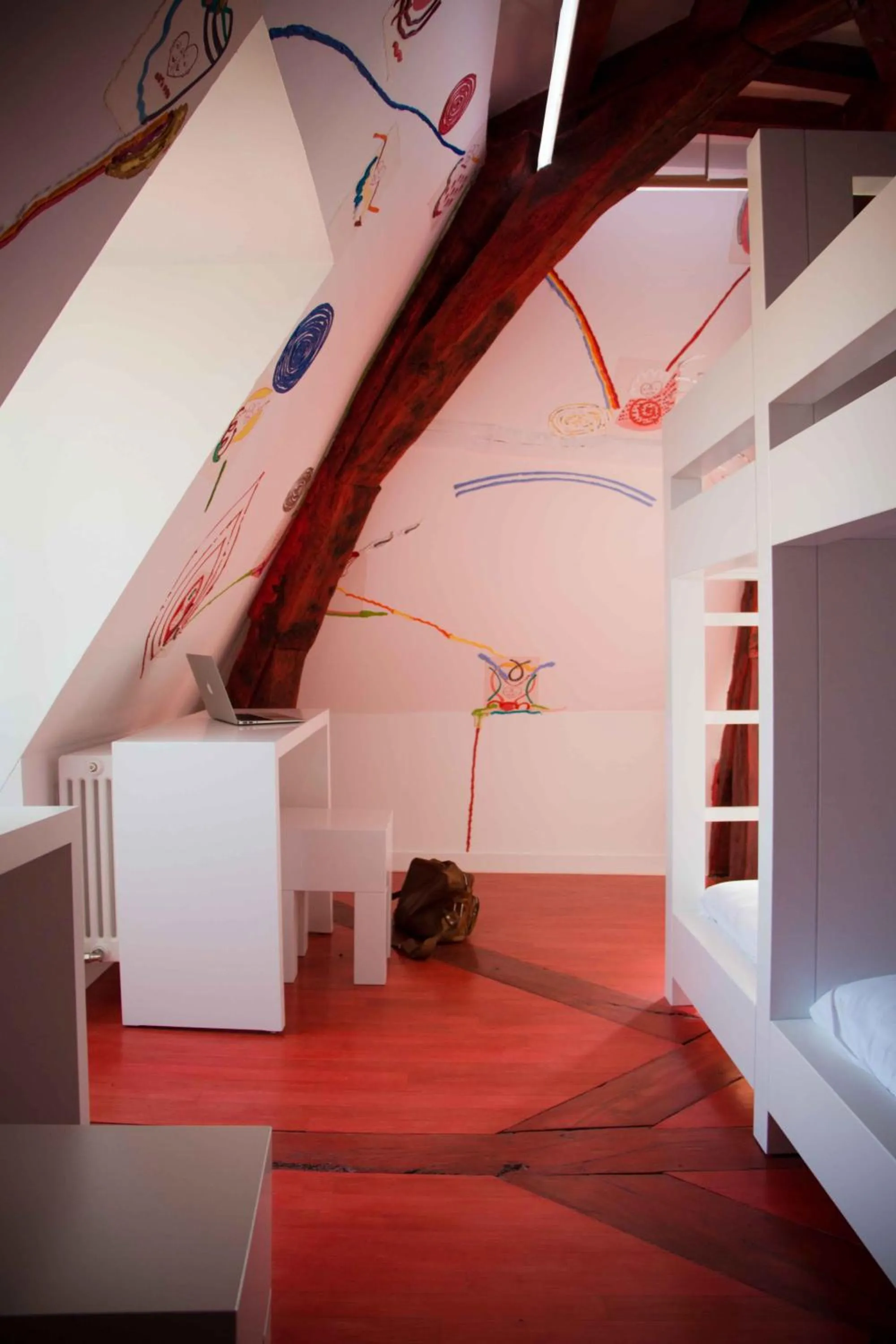 Decorative detail, Bed in Surprenantes - Château du Pé