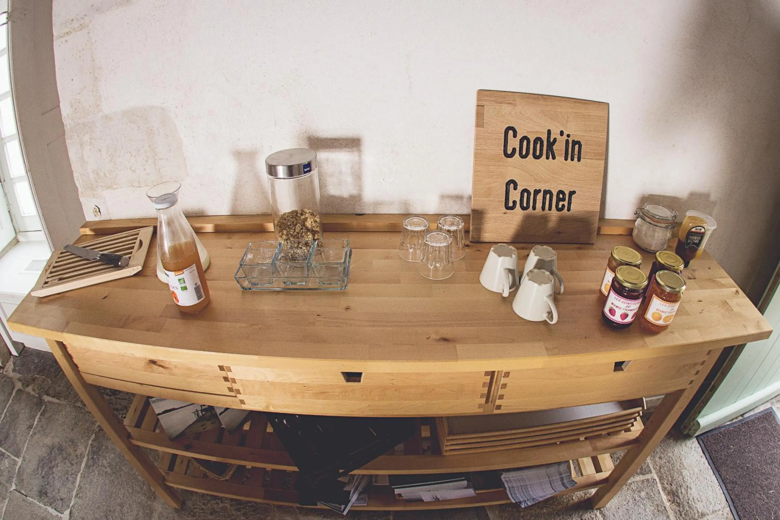 Buffet breakfast in Surprenantes - Château du Pé