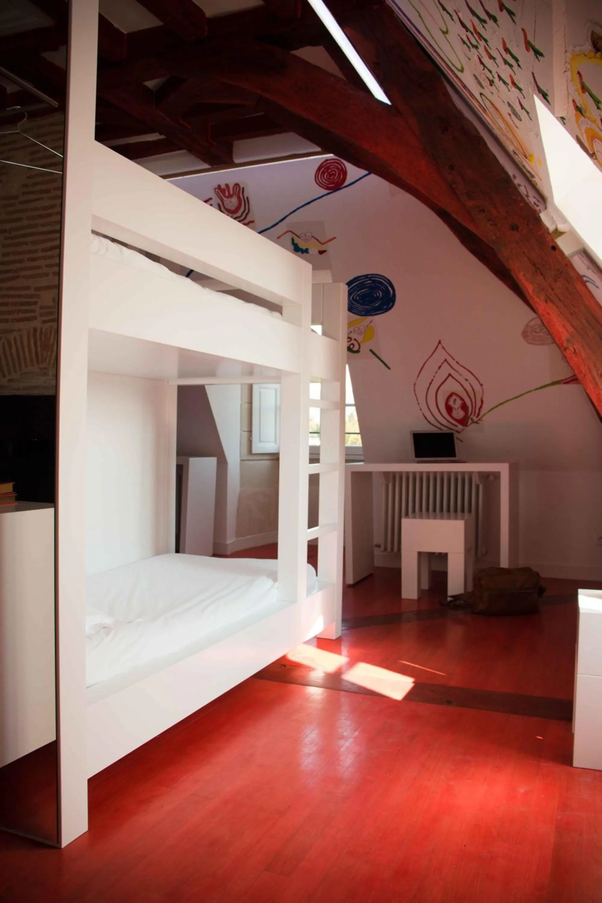 Decorative detail, Bed in Surprenantes - Château du Pé