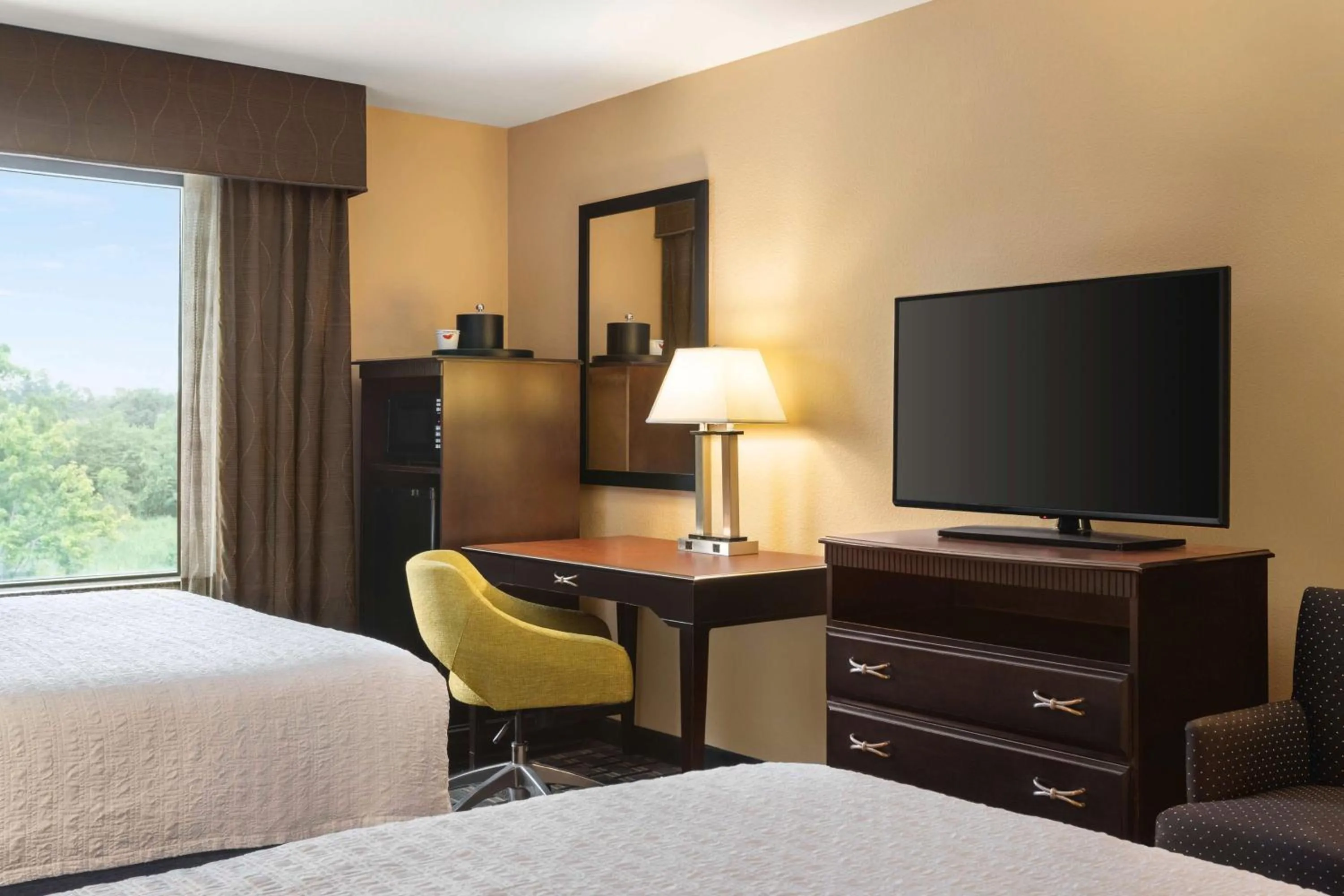 Bedroom, Bed in Hampton Inn & Suites Pine Bluff
