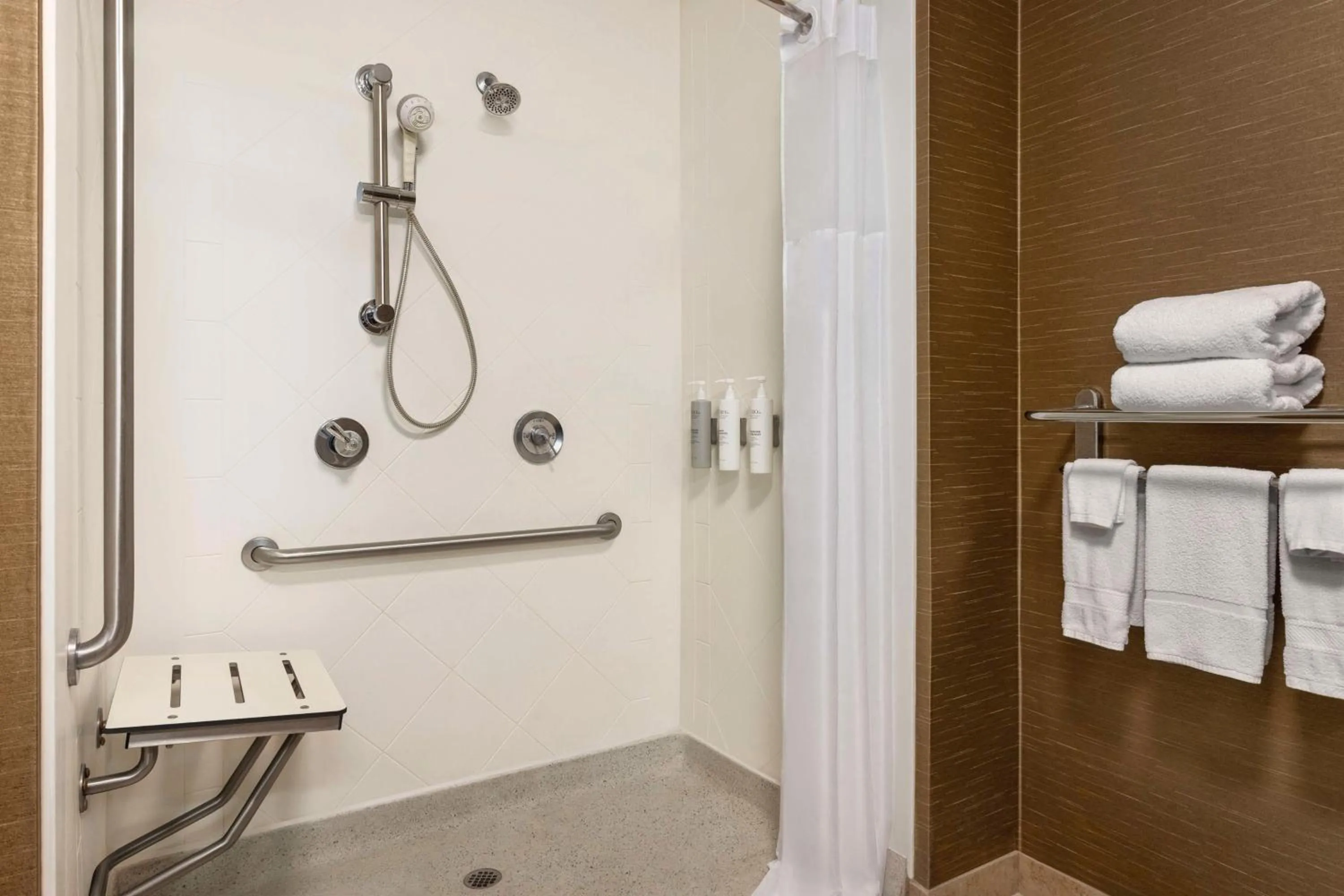 Bathroom in Hampton Inn & Suites Pine Bluff