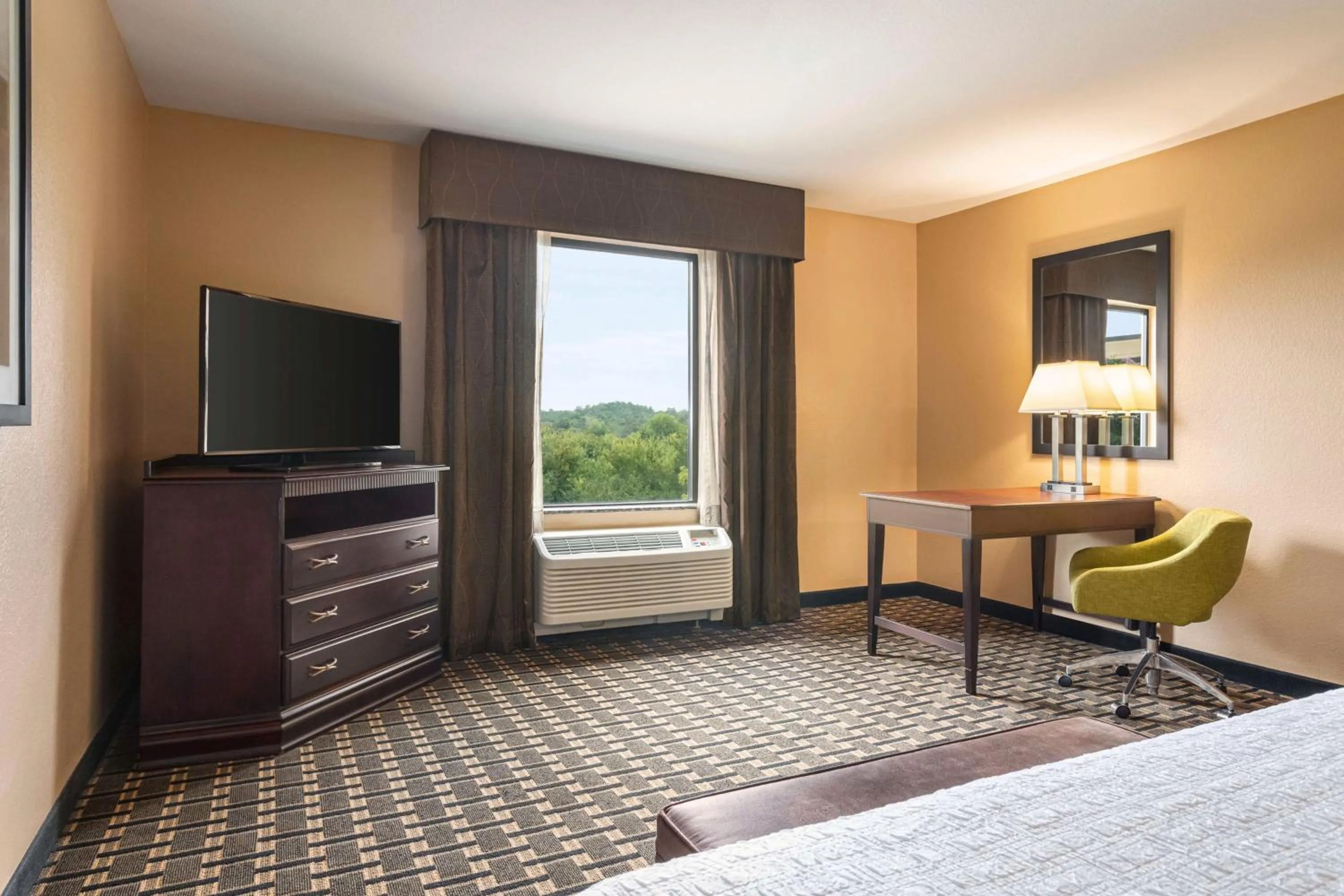 Bedroom, Bed in Hampton Inn & Suites Pine Bluff