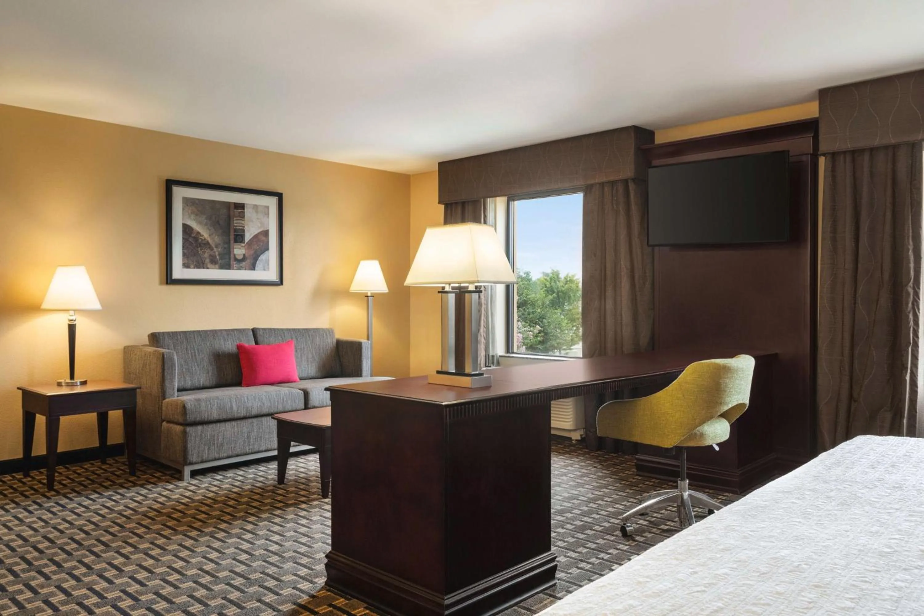 Living room, Bed in Hampton Inn & Suites Pine Bluff