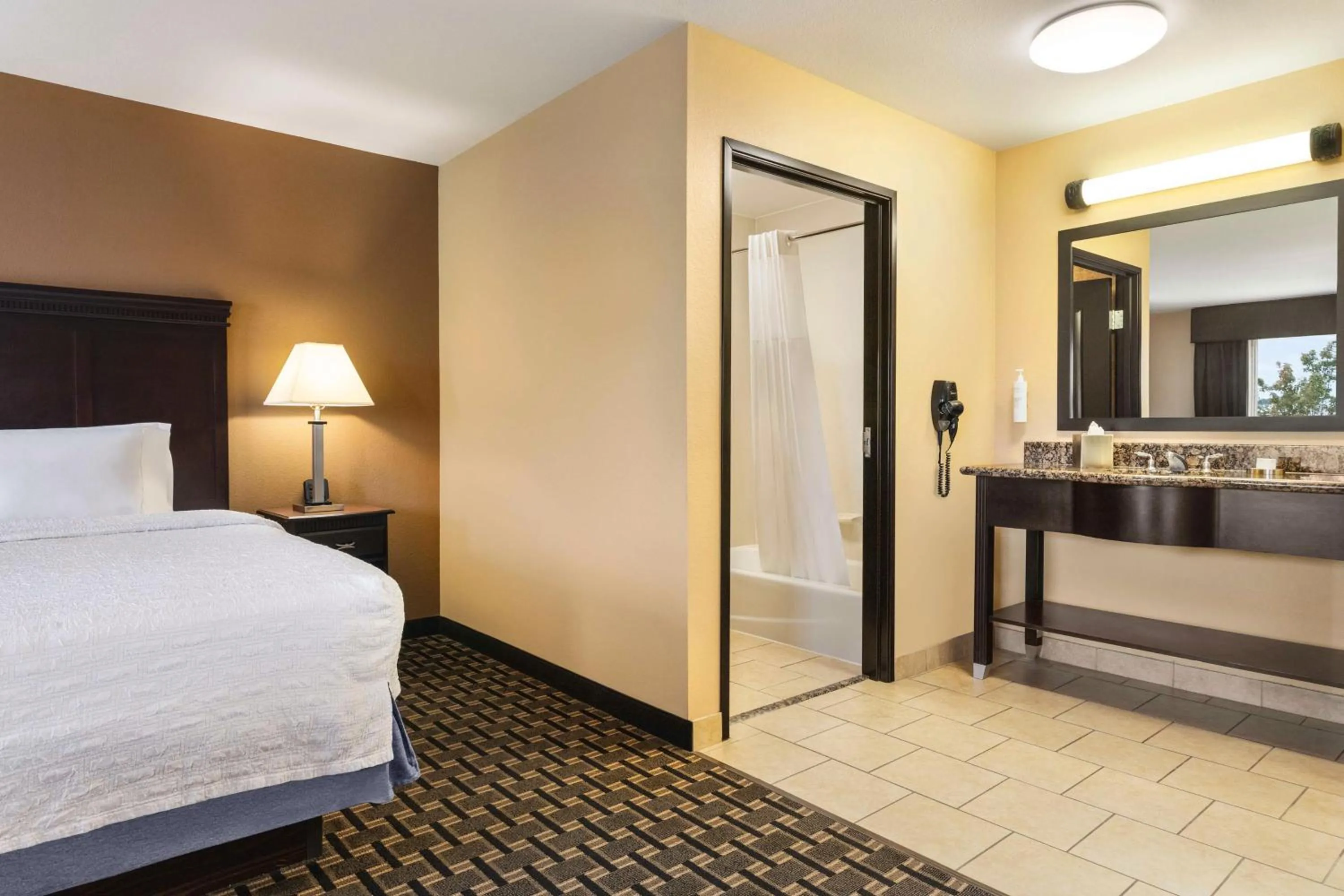Bathroom, Bed in Hampton Inn & Suites Pine Bluff