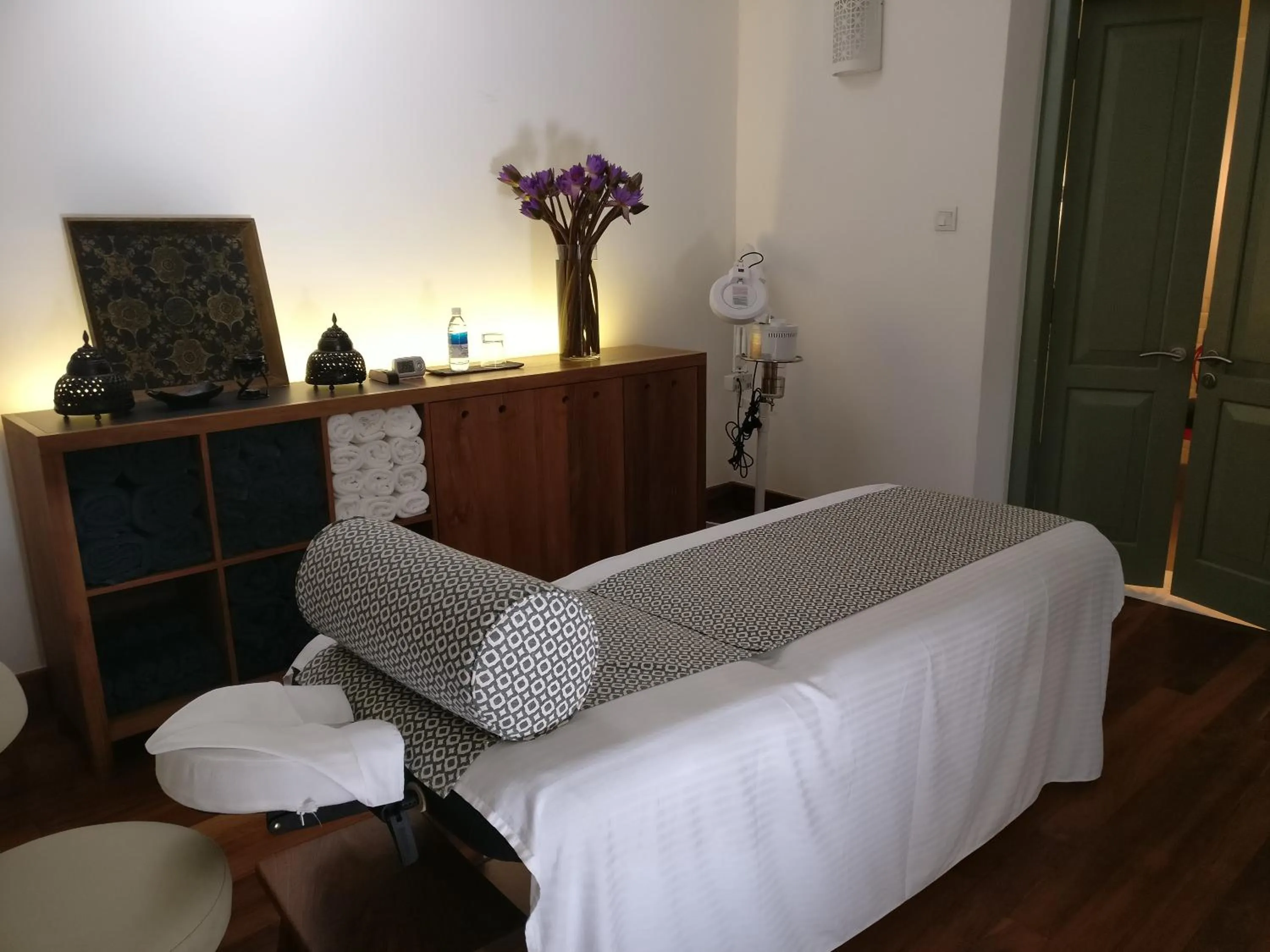 Massage, Bed in Fort Bazaar