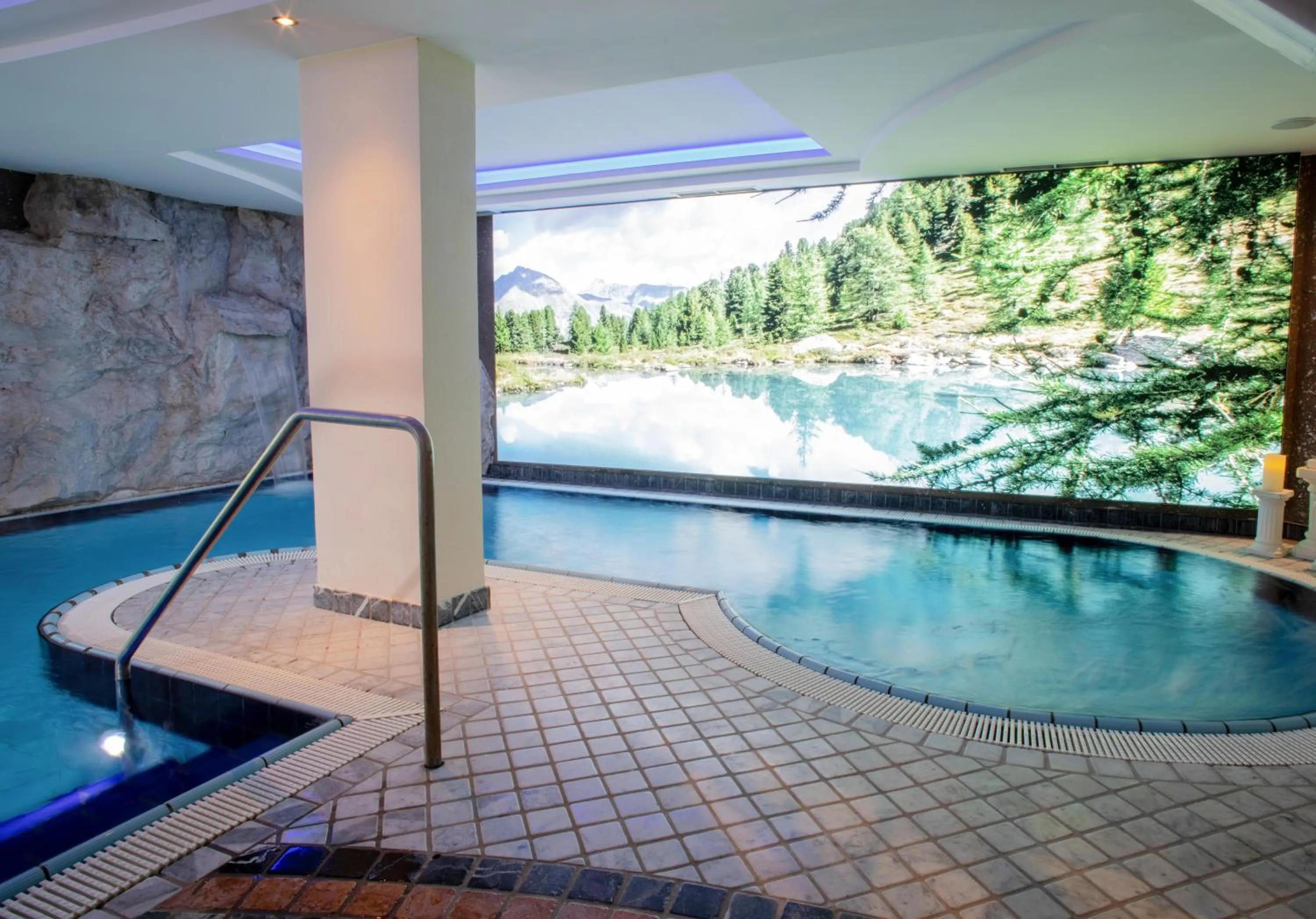 Swimming pool in Hotel Sonne Ischgl