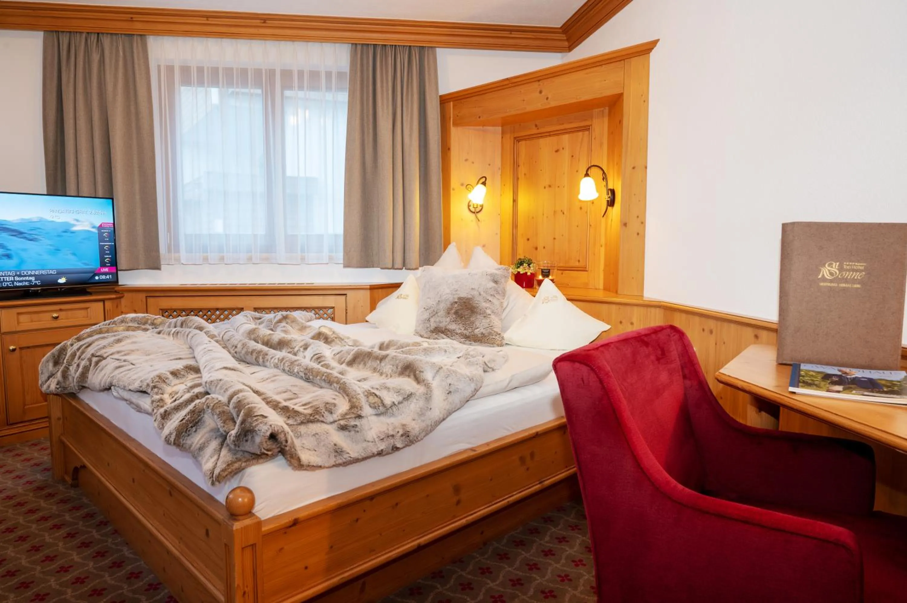 Photo of the whole room, Bed in Hotel Sonne Ischgl