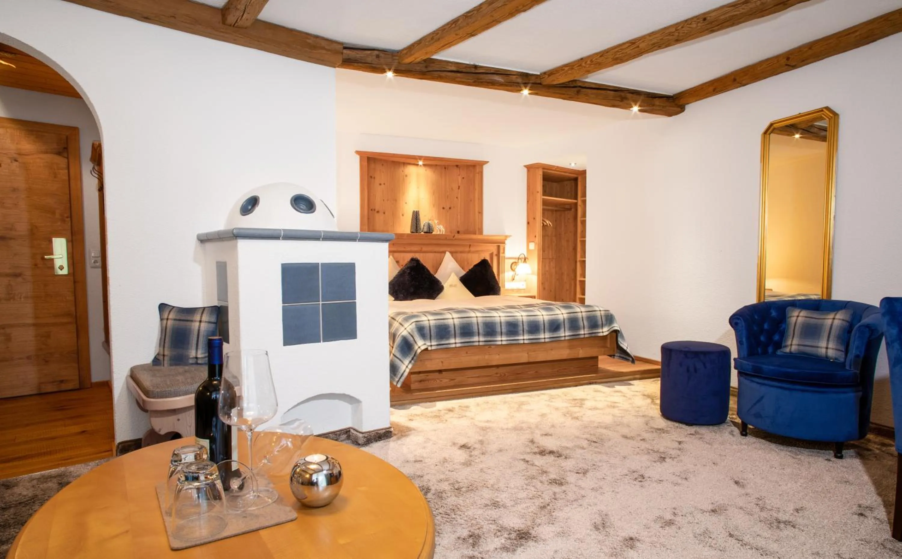 Photo of the whole room, Bed in Hotel Sonne Ischgl