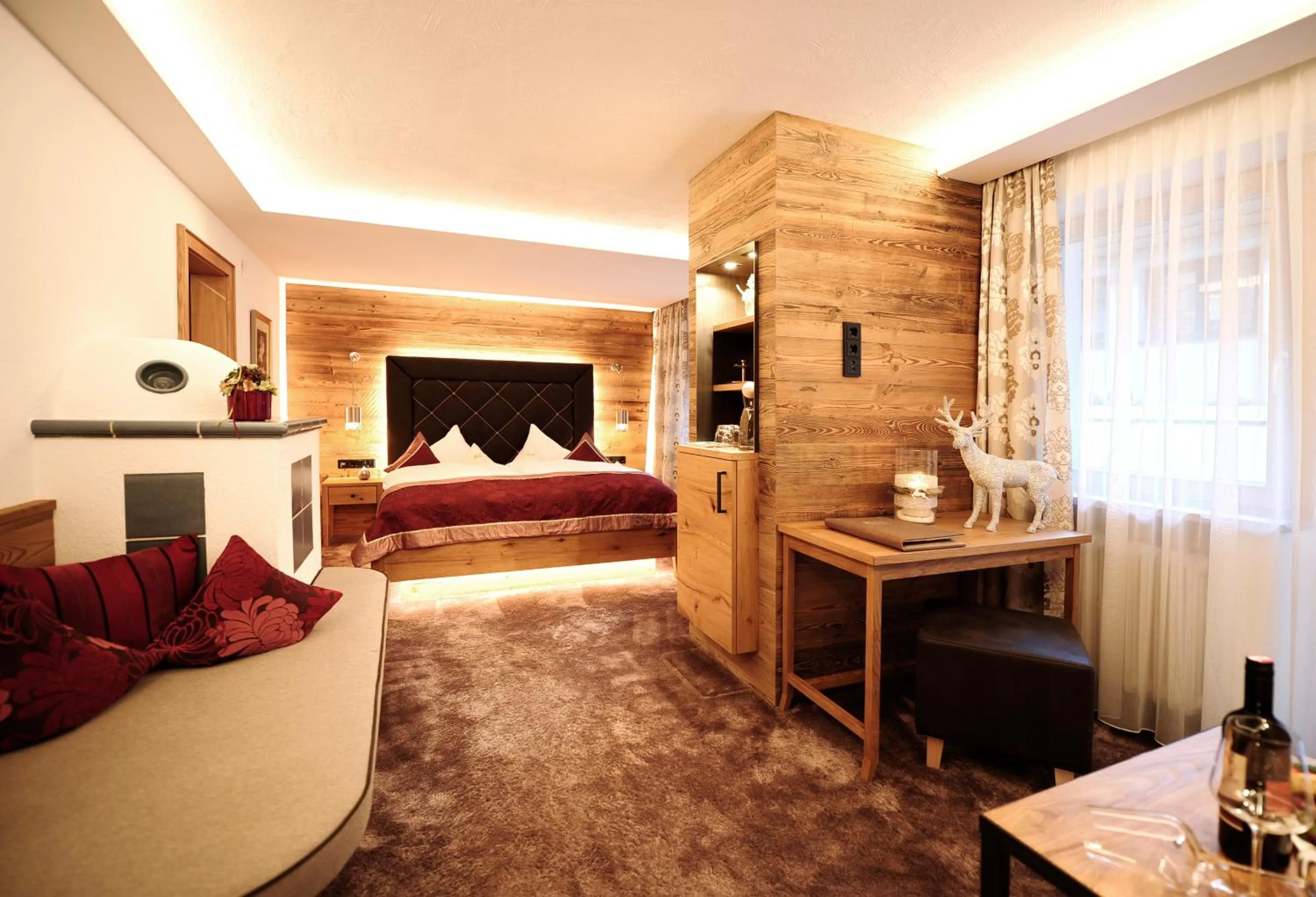 Photo of the whole room, Bed in Hotel Sonne Ischgl