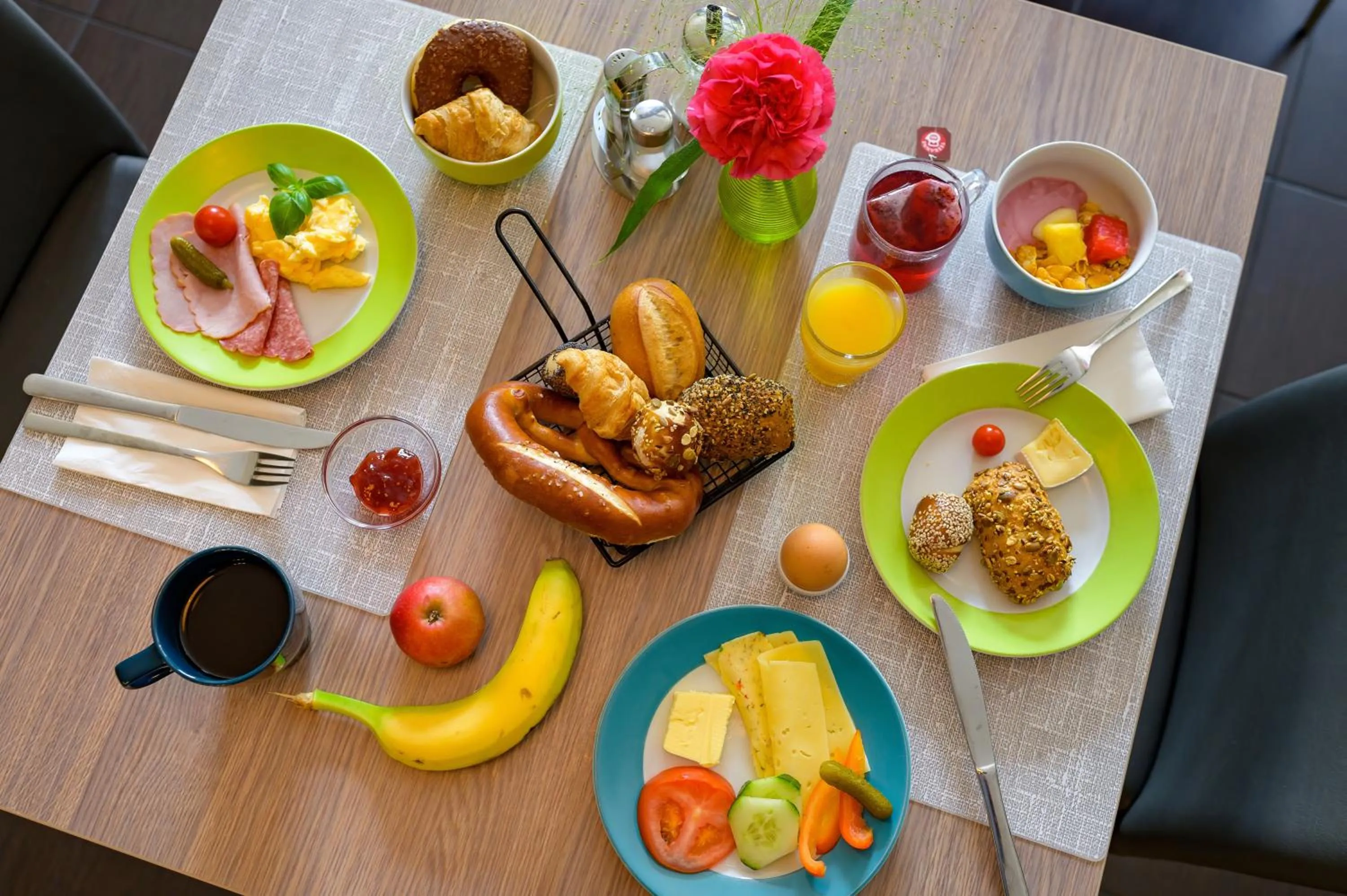 Food and drinks in SleepinRoomz Boutique Hotel