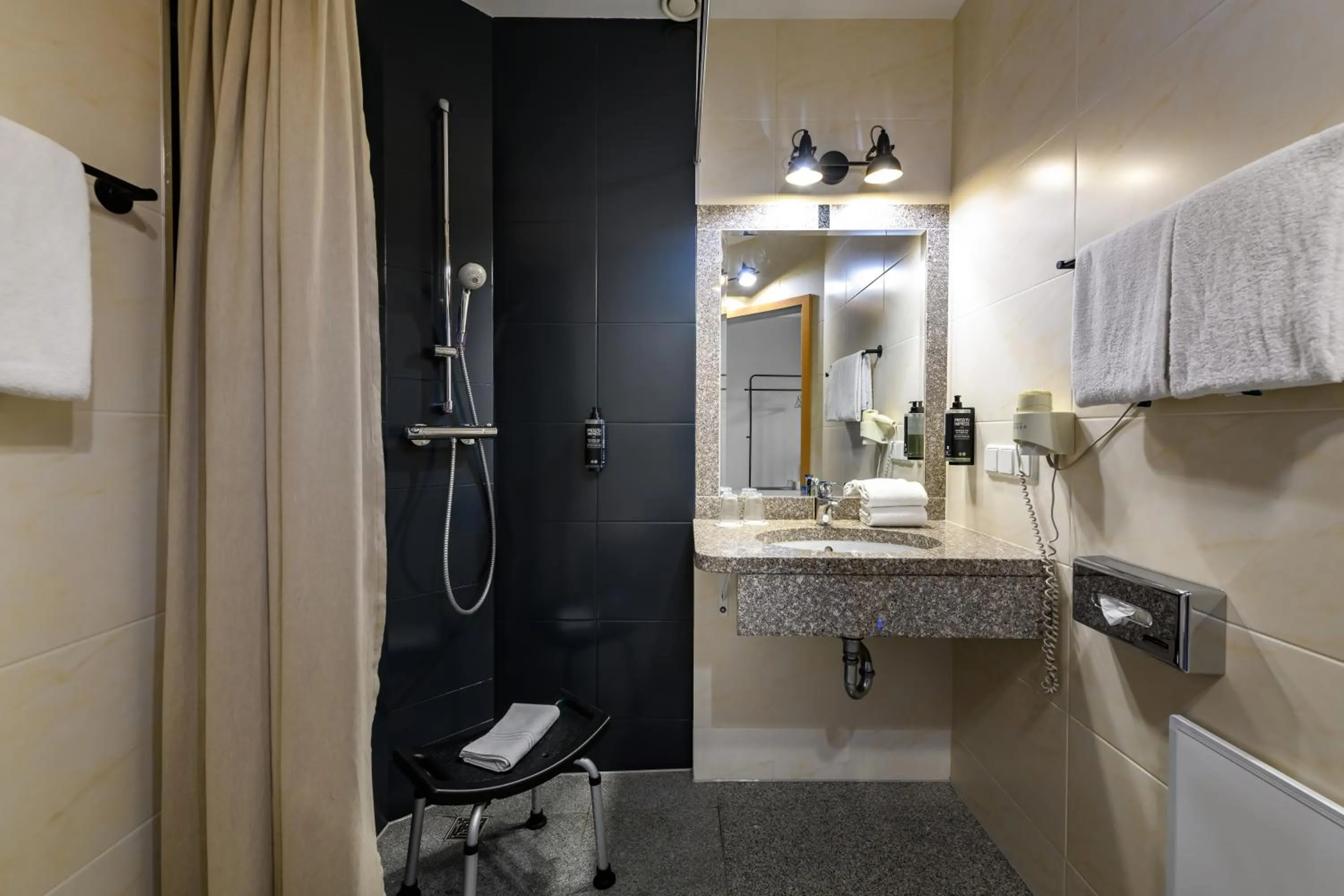 Shower in SleepinRoomz Boutique Hotel