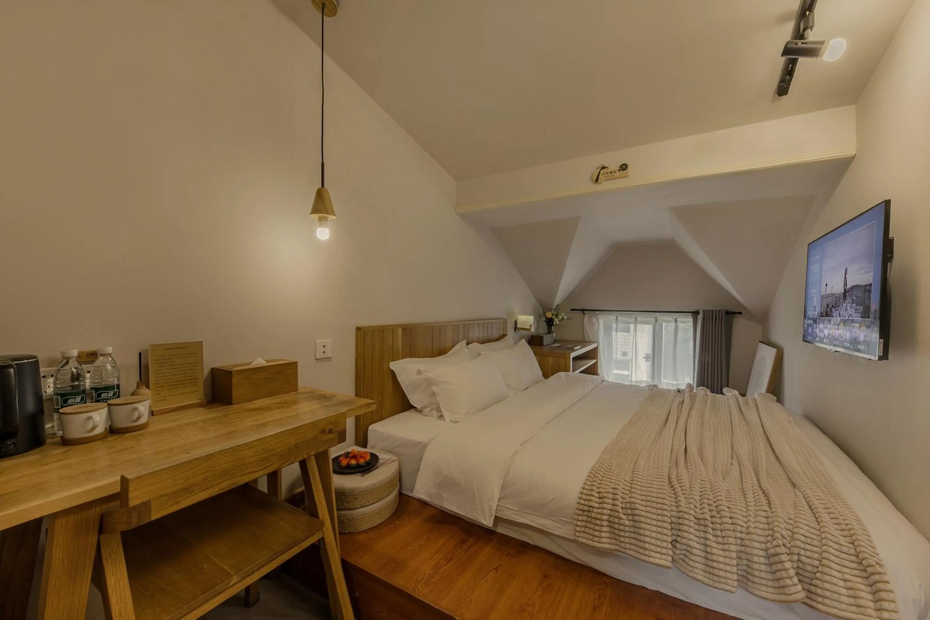 Photo of the whole room, Bed in T innn - West Lake - Yueshang Yunshe Homestay - Hangzhou Taiziwan Park Branch