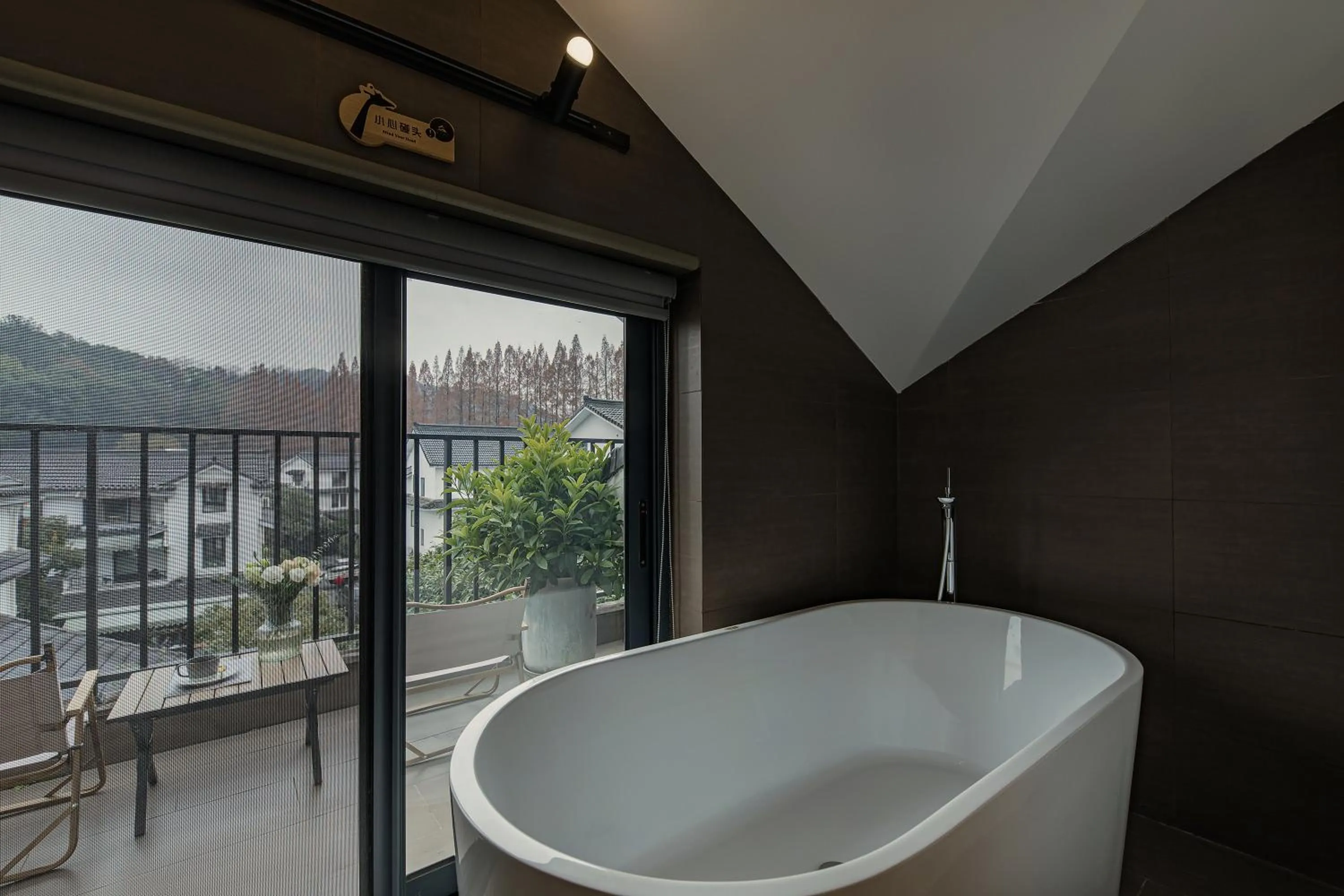 View (from property/room) in T innn - West Lake - Yueshang Yunshe Homestay - Hangzhou Taiziwan Park Branch