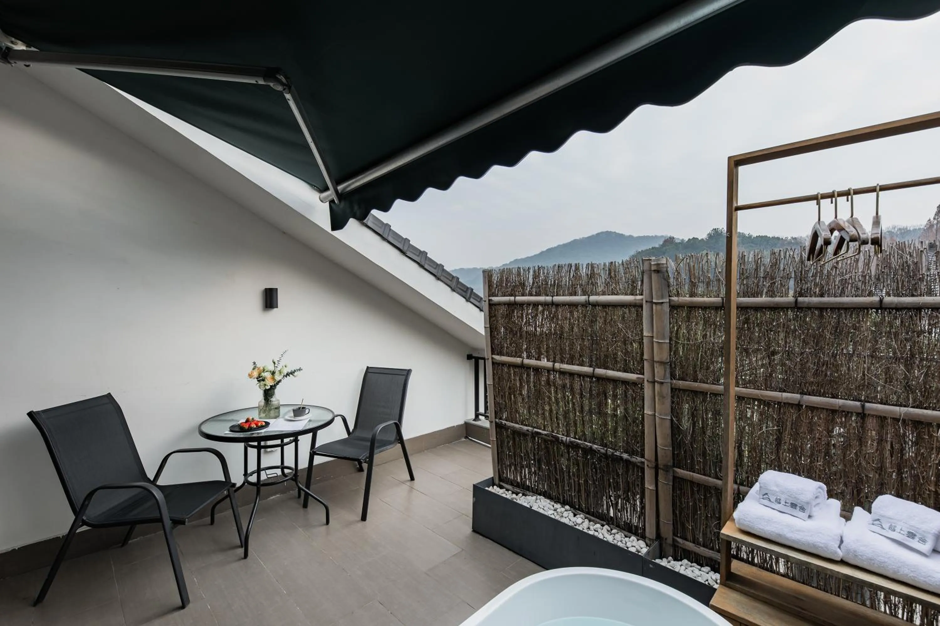 Balcony/Terrace in T innn - West Lake - Yueshang Yunshe Homestay - Hangzhou Taiziwan Park Branch