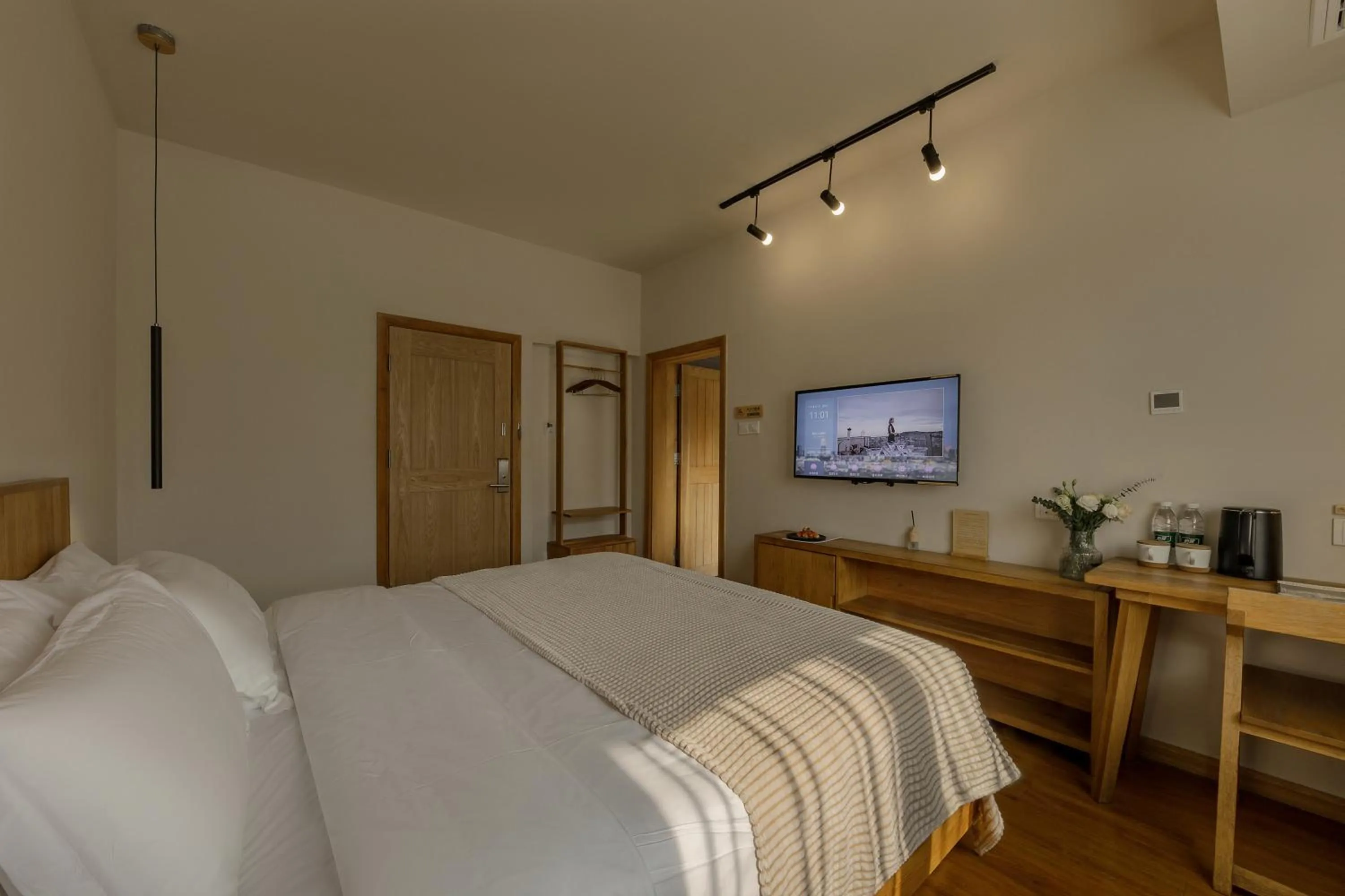 Photo of the whole room, Bed in T innn - West Lake - Yueshang Yunshe Homestay - Hangzhou Taiziwan Park Branch