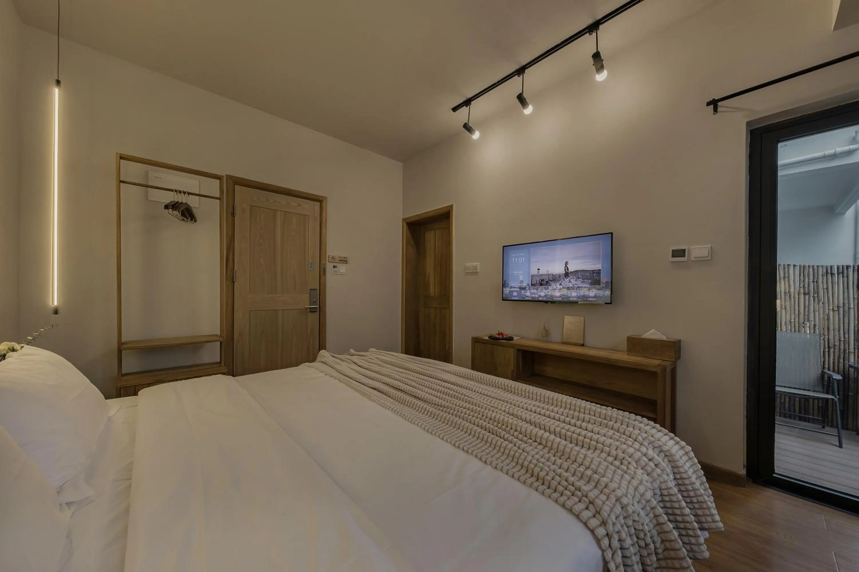 Photo of the whole room, Bed in T innn - West Lake - Yueshang Yunshe Homestay - Hangzhou Taiziwan Park Branch