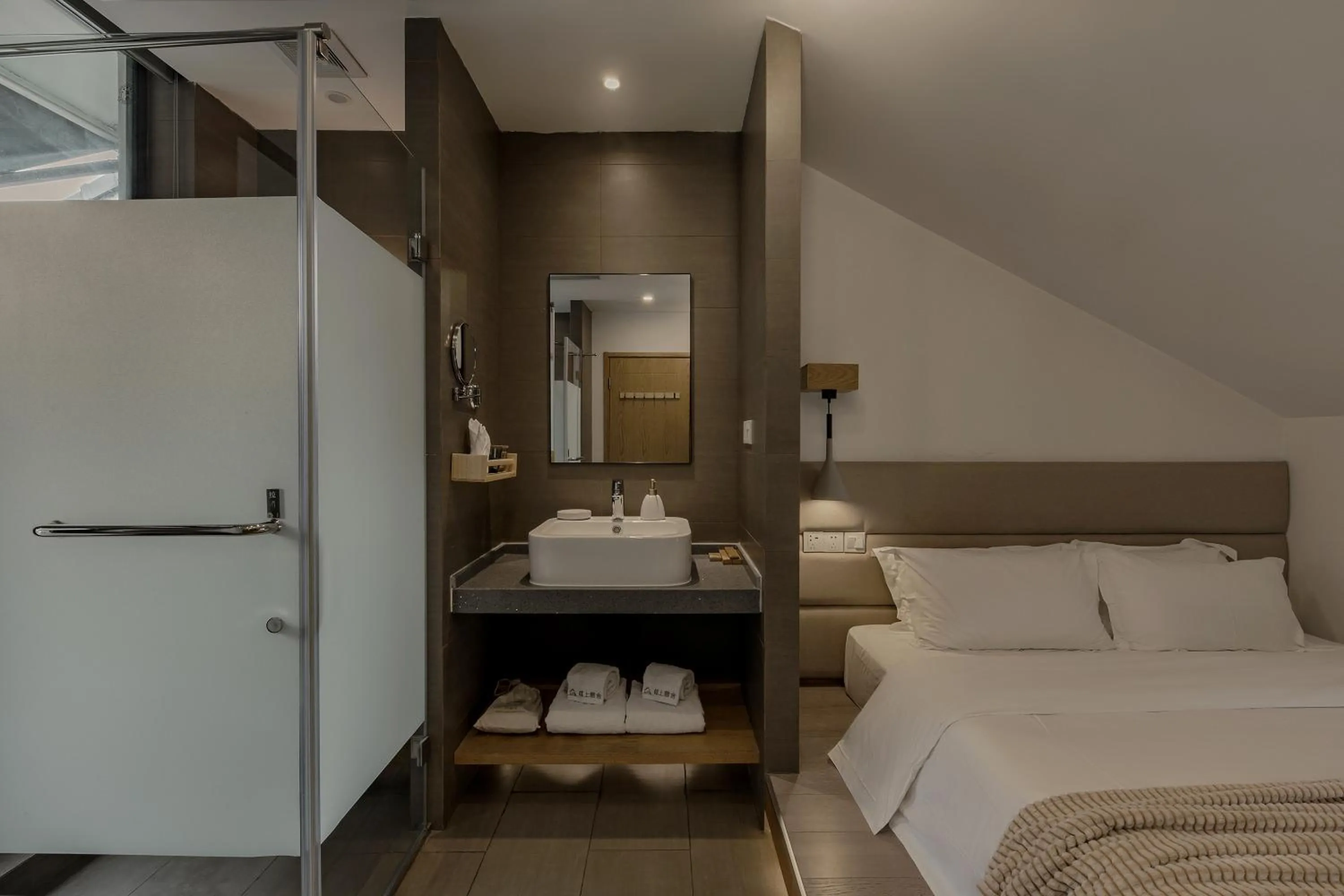 Bedroom, Bed in T innn - West Lake - Yueshang Yunshe Homestay - Hangzhou Taiziwan Park Branch